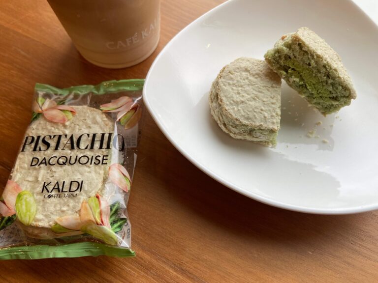 【カルディ】「ピスタチオダックワーズ」砕かれたピスタチオがよい！甘くて香ばしくてフワフワ幸せ！