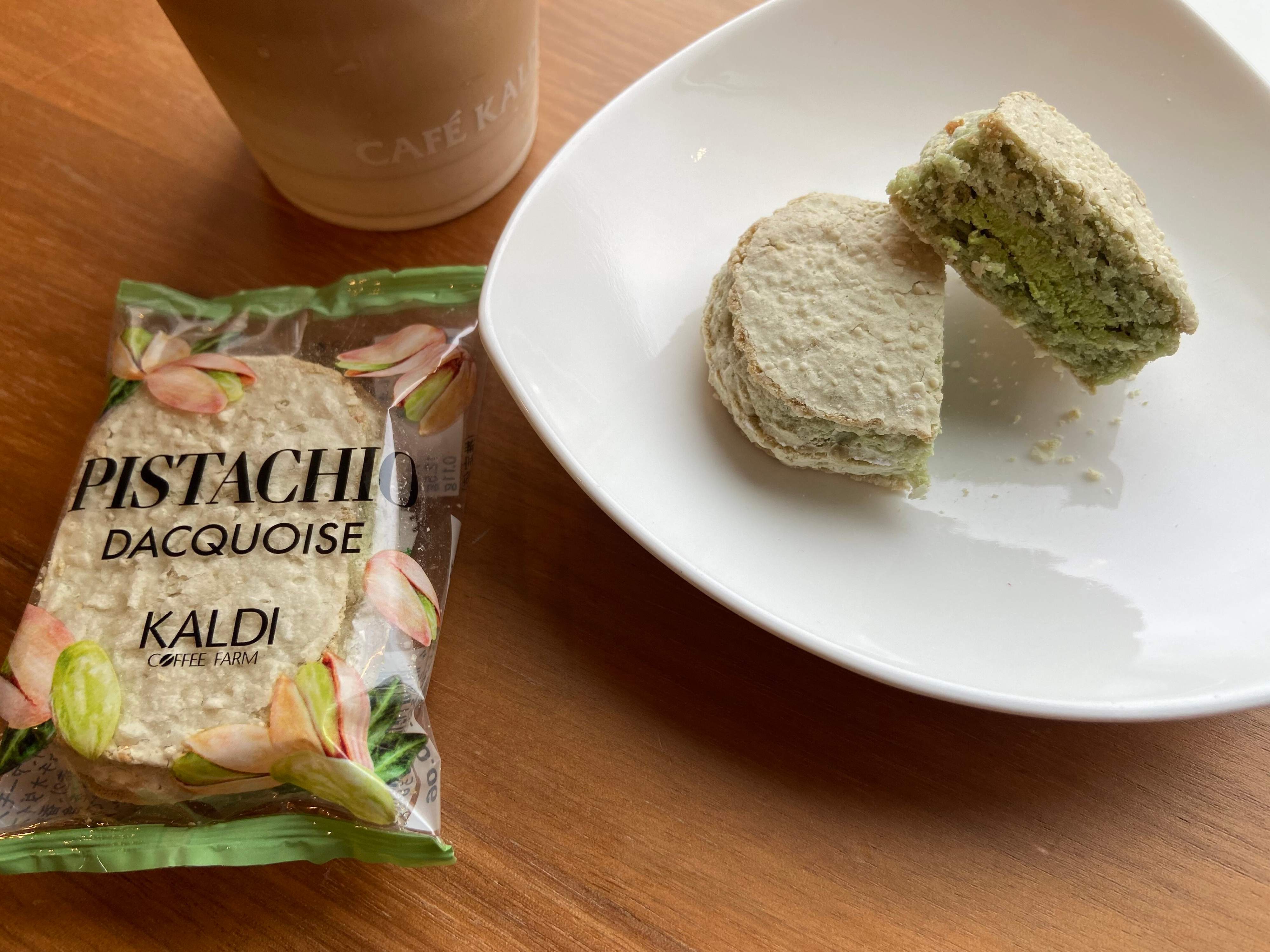【カルディ】「ピスタチオダックワーズ」砕かれたピスタチオがよい！甘くて香ばしくてフワフワ幸せ！