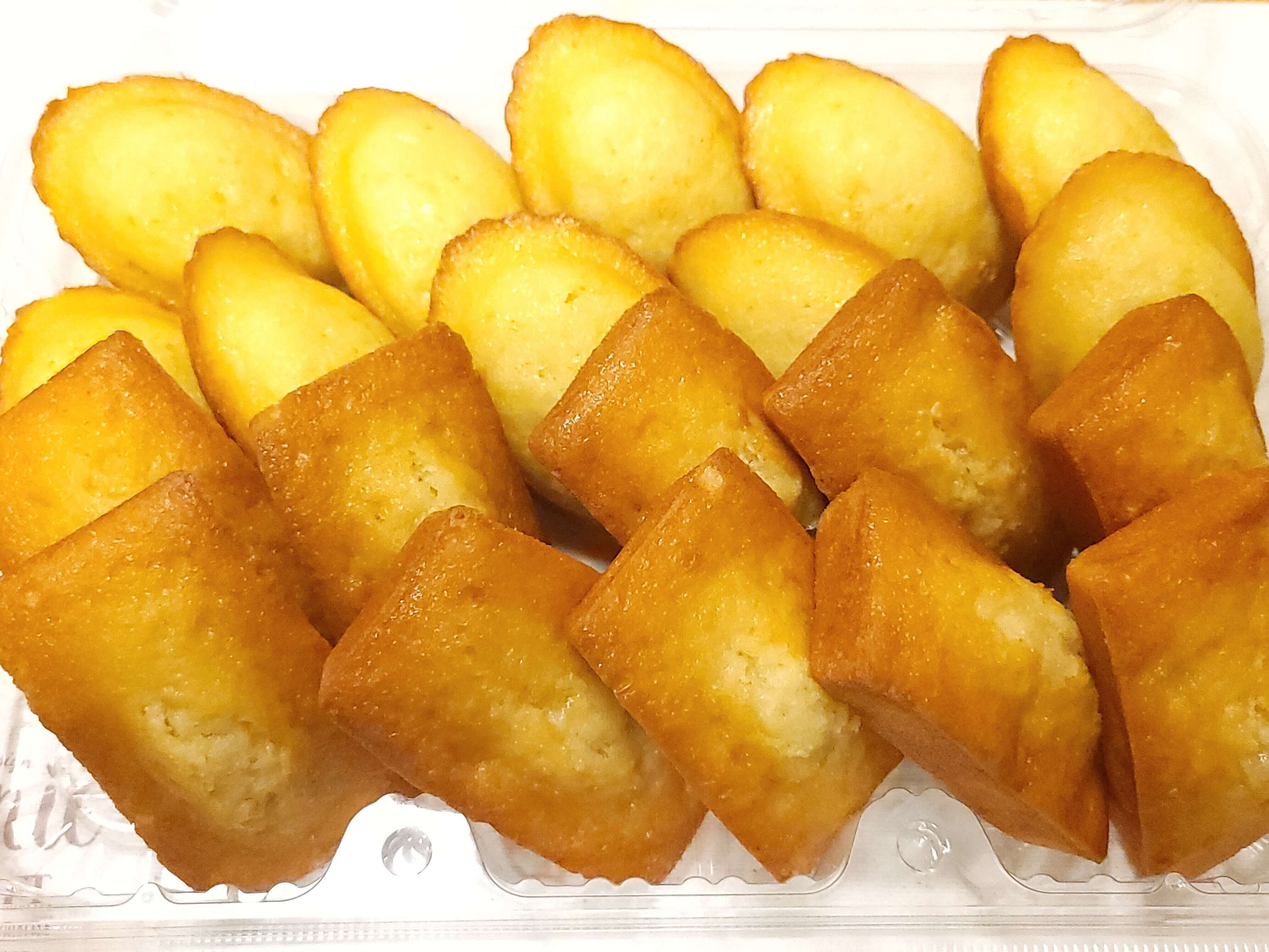 【コストコ】定番＆限定スイーツが両方楽しめる！おやつにもピッタリな「マドレーヌ＆アップルケーキ」