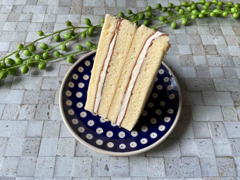 【セブン】懐かしい素朴な味がクセになる!?見た目もかわいい「三角サンドバニラクリーム」