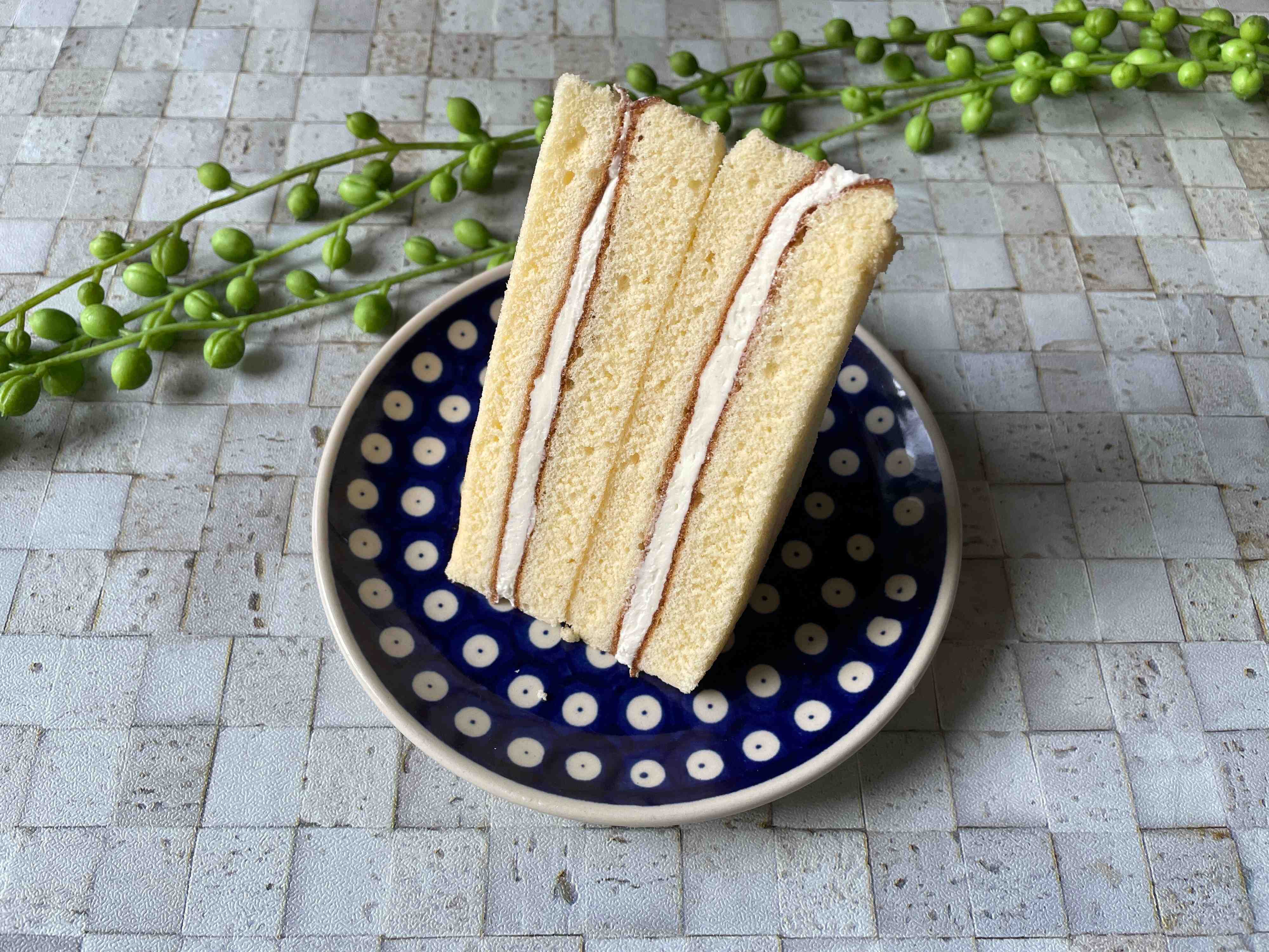 【セブン】懐かしい素朴な味がクセになる!?見た目もかわいい「三角サンドバニラクリーム」