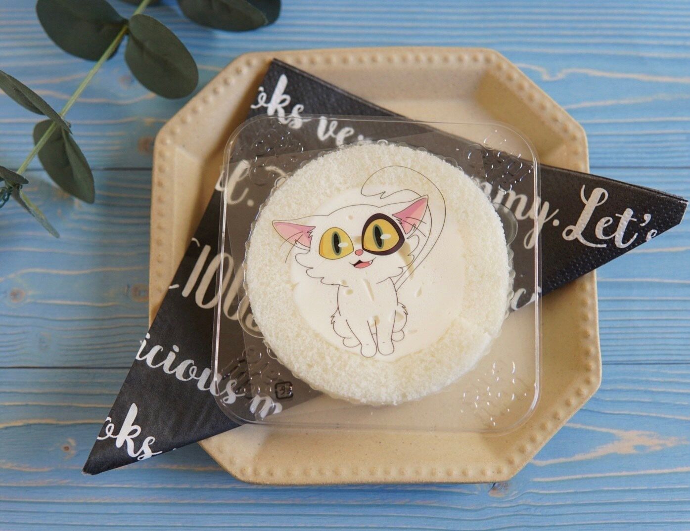 【ローソン】甘味と酸味が絶妙！すずめの戸締り「ホワイトロールケーキ かすたーど＆レアチーズ」