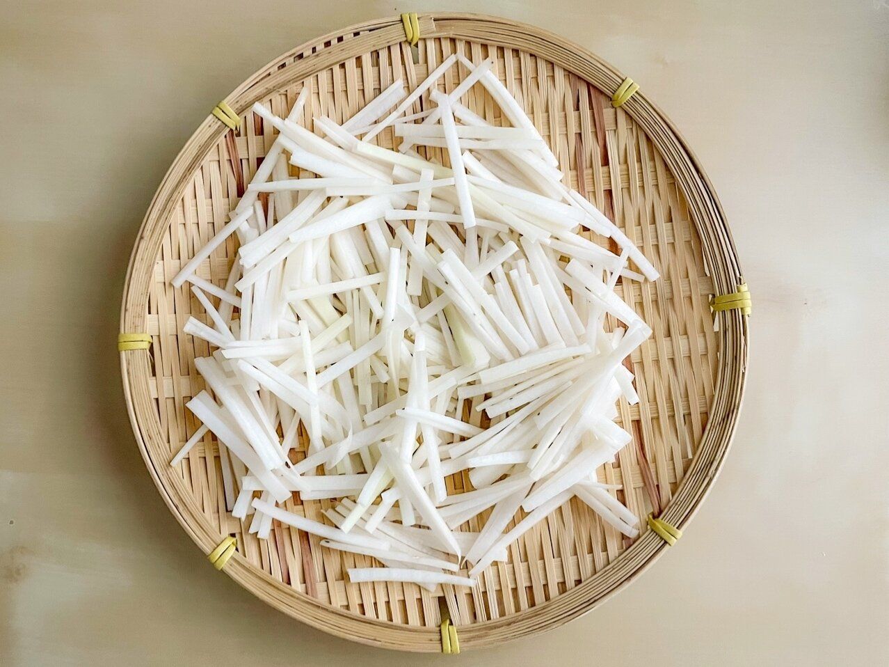 【旬食材】大根の皮は使わなきゃ損！皮だけでつくれるおすすめレシピ3選