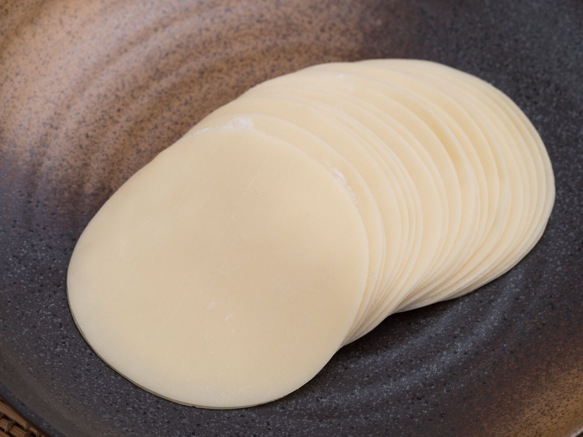 「餃子の皮」は冷凍できる！保存や解凍の方法・注意点は？アレンジレシピも紹介