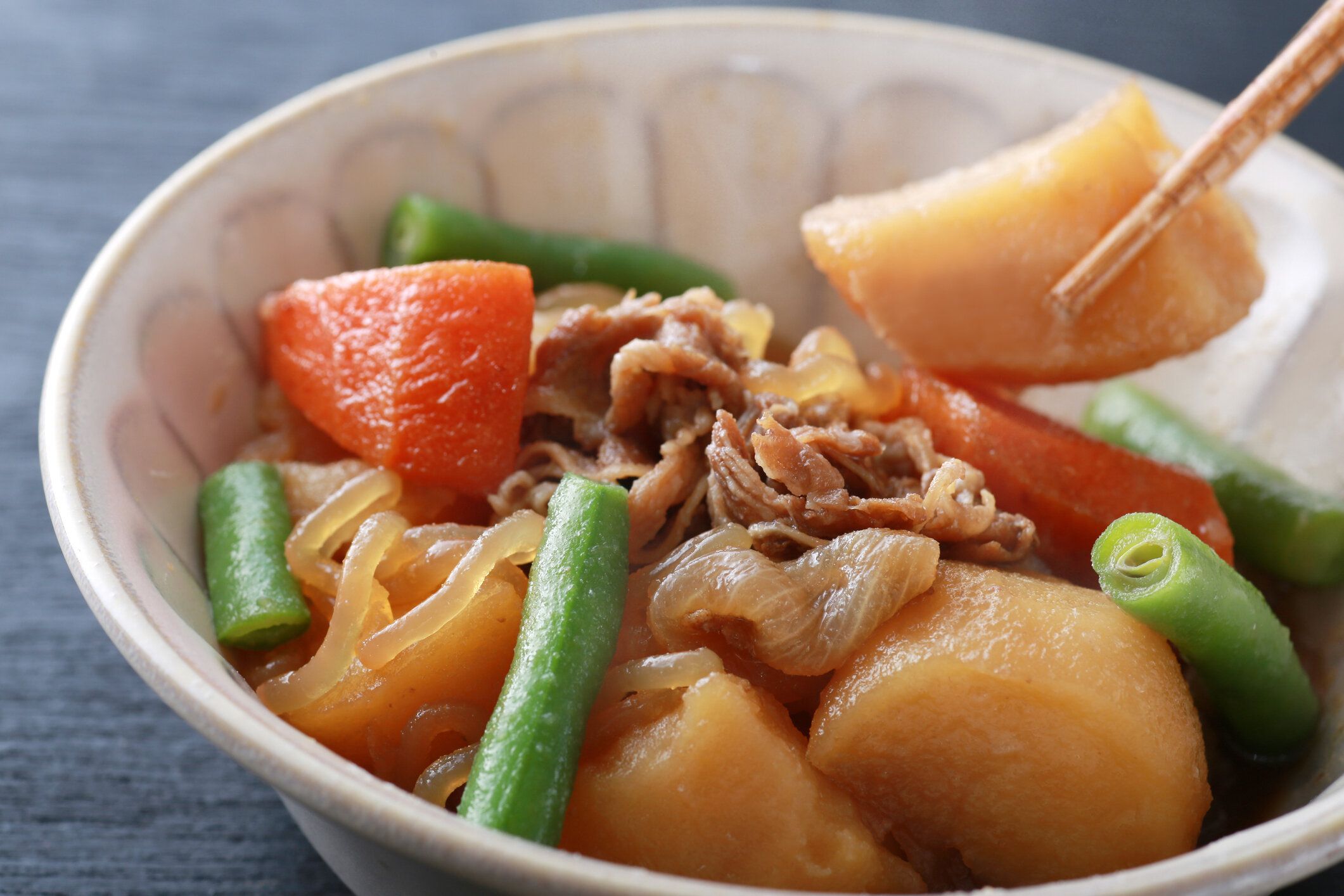 「肉じゃが」は冷凍できる？保存や解凍のコツ・リメイクレシピも紹介