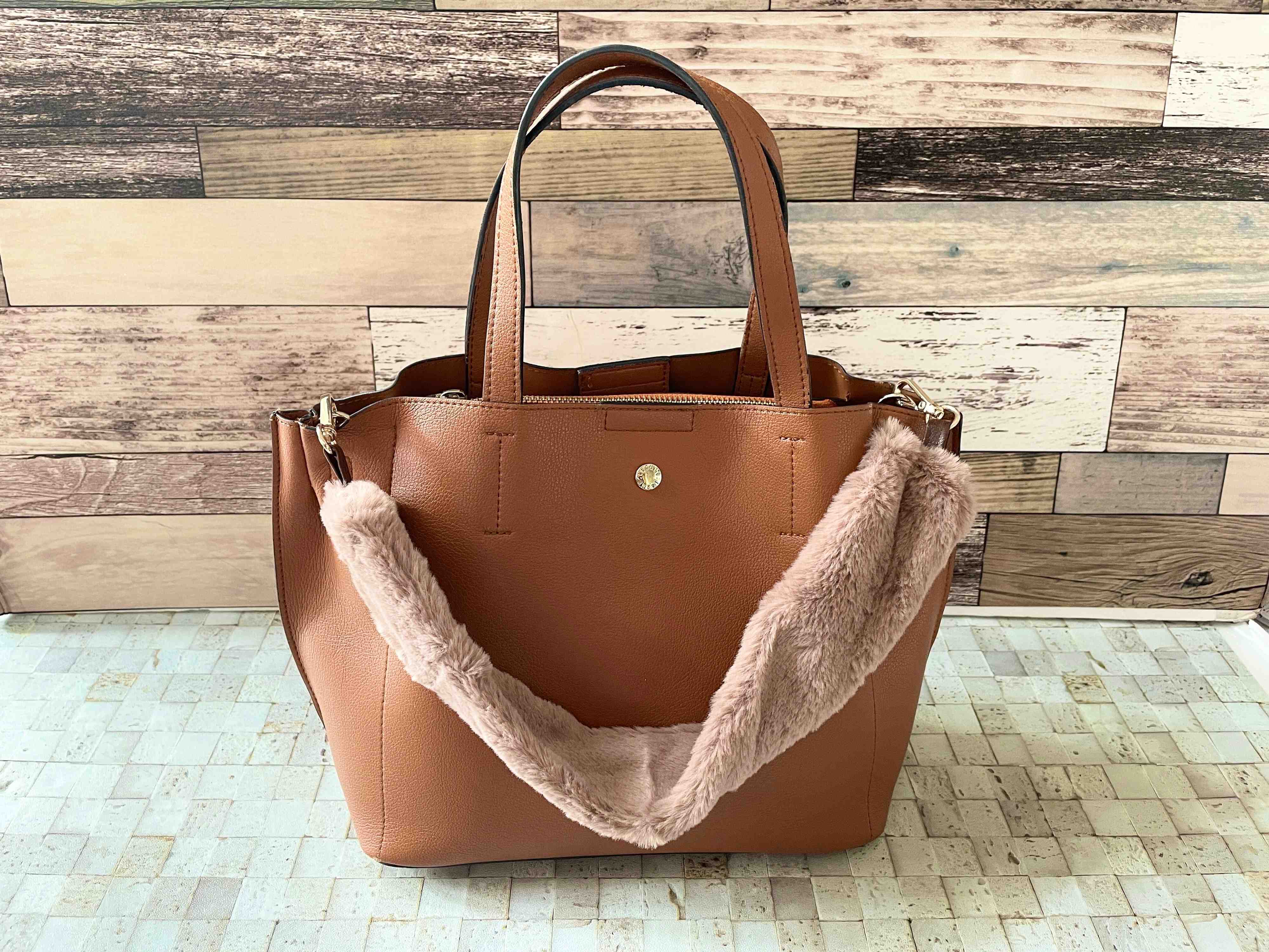 【ダイソー】110円で秋冬バッグに大変身！ふわふわバッグストラップが超使える！