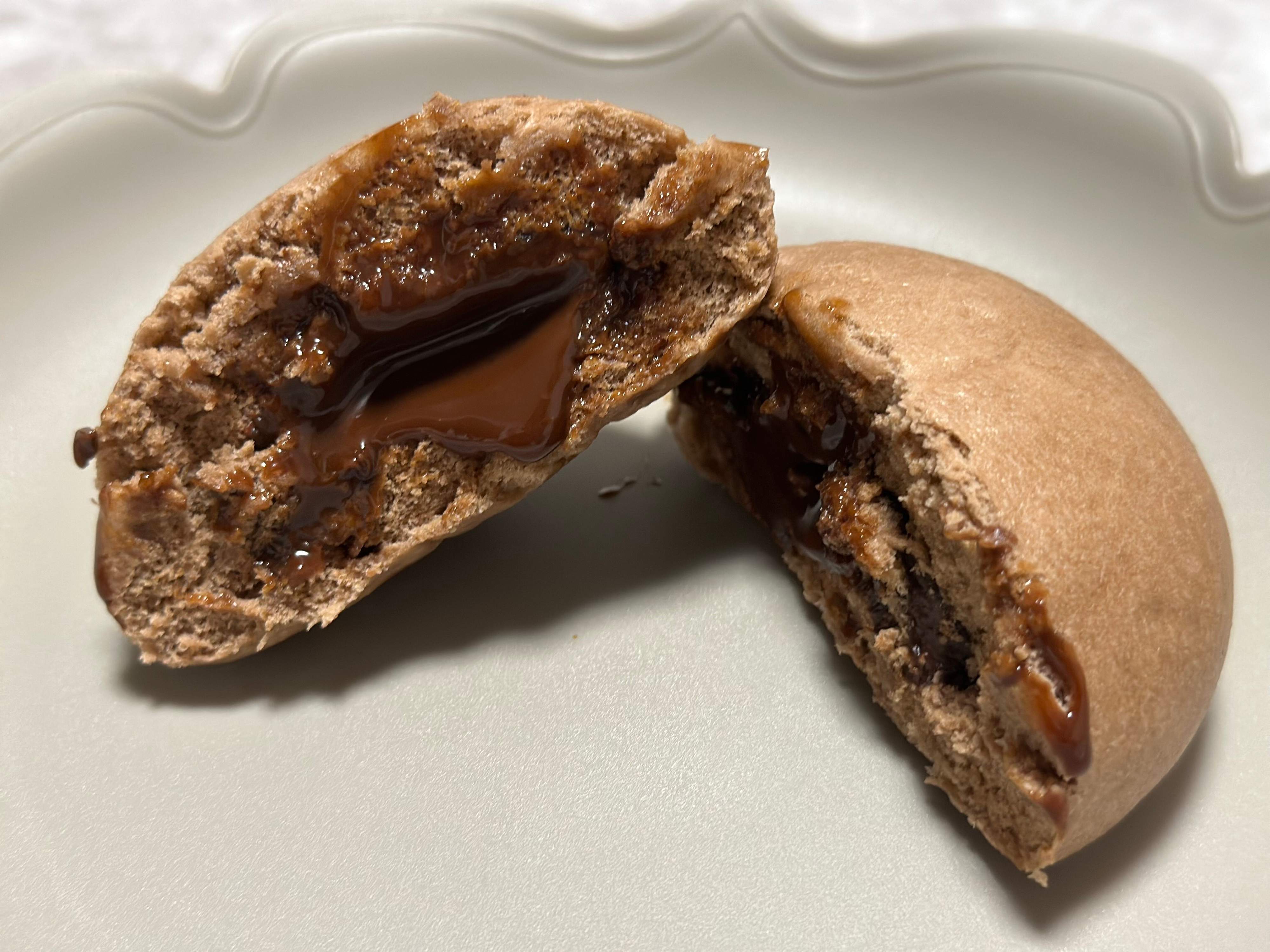 【ファミマ新商品】とろ〜り溢れ出る濃厚フォンダンが魅力！数量限定の「ショコラまん」