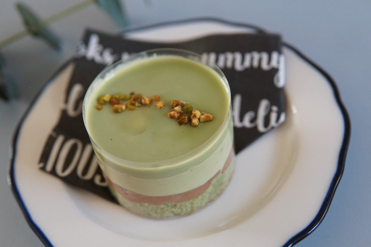 【ローソン】トレンドのピスタチオを一人分のクリスマスケーキ仕様に「森の聖ピスタチオケーキ」