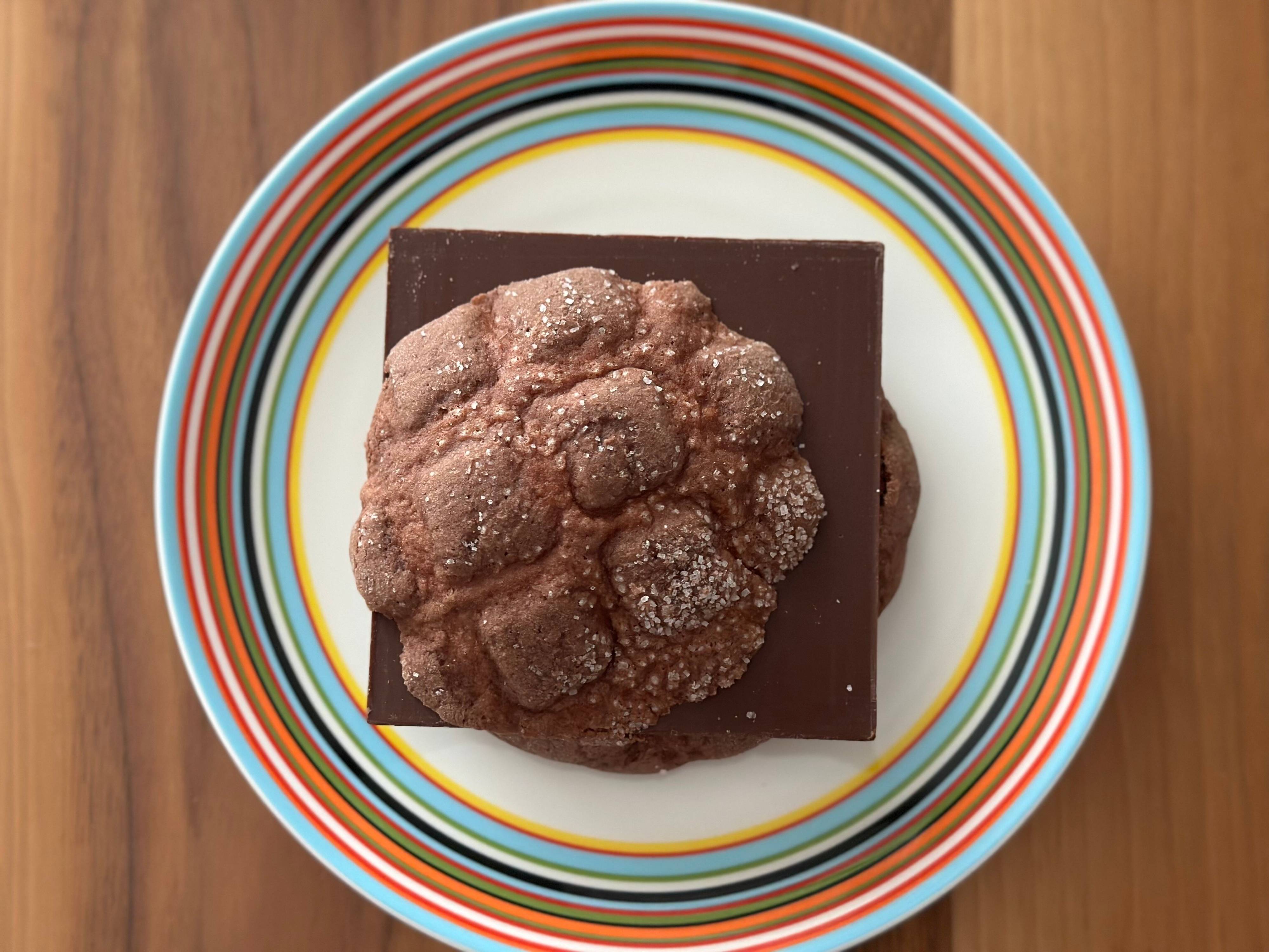 【ローソン新発売】笑っちゃうほどはみ出てる！板チョコを存分に味わえるメロンパンが楽しくておいしい！