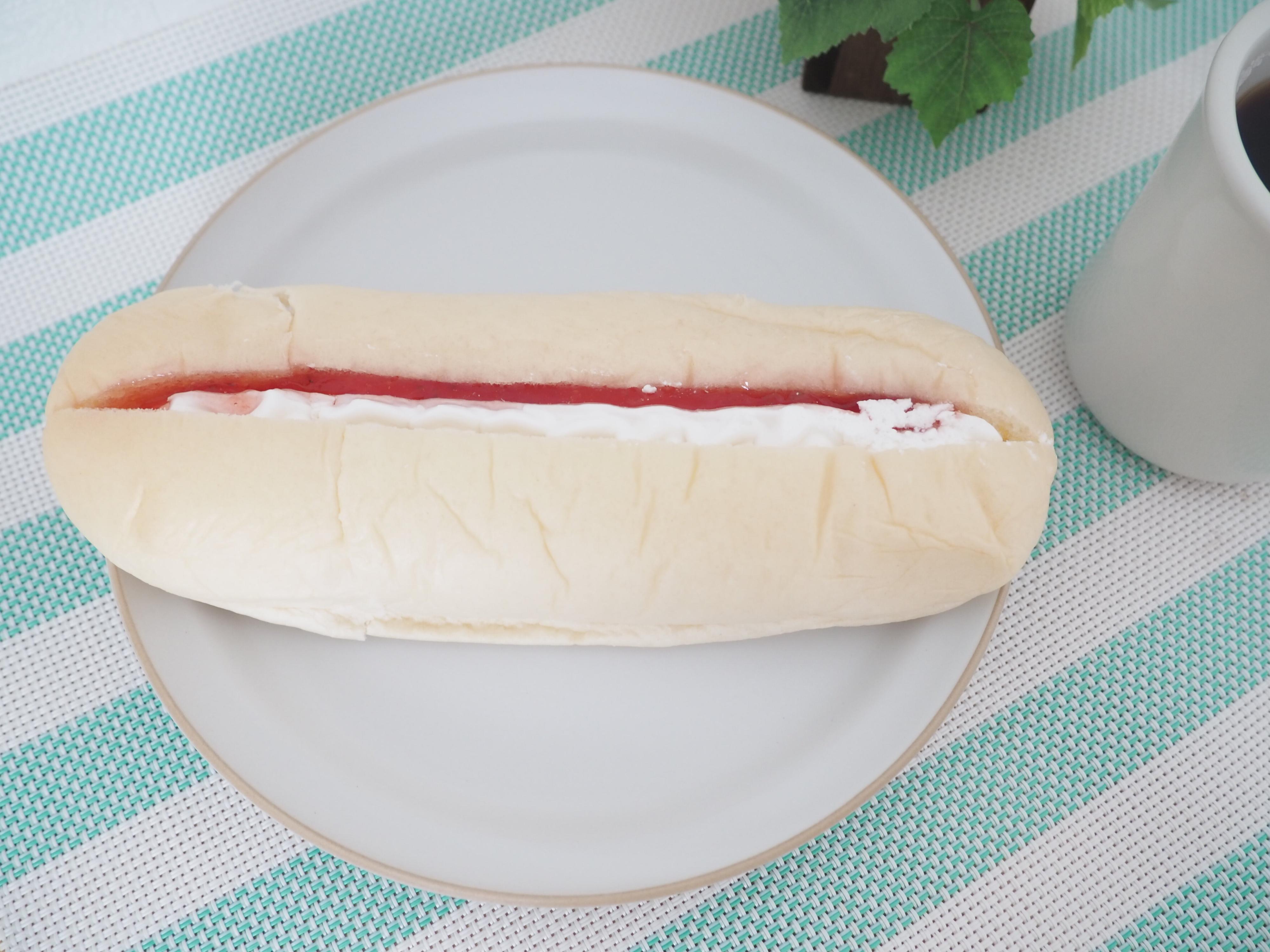 【ミニストップ】まるでショートケーキ!?いちごとミルクホイップのロールパンはクリスマスにぴったり