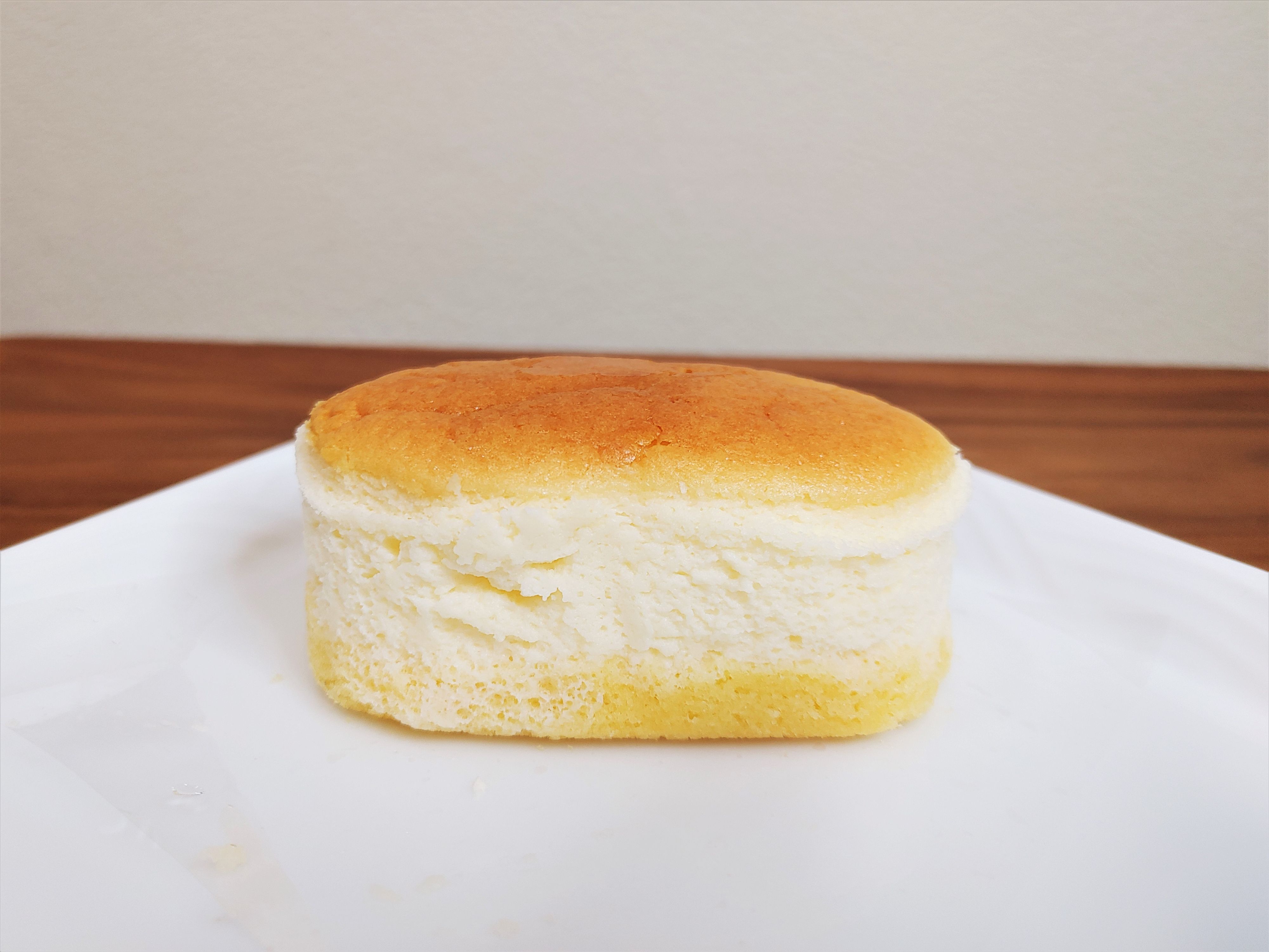 【ファミマ】パッケージ通りの食感！後引くおいしさがクセになる「スフレケーキ　チーズ」
