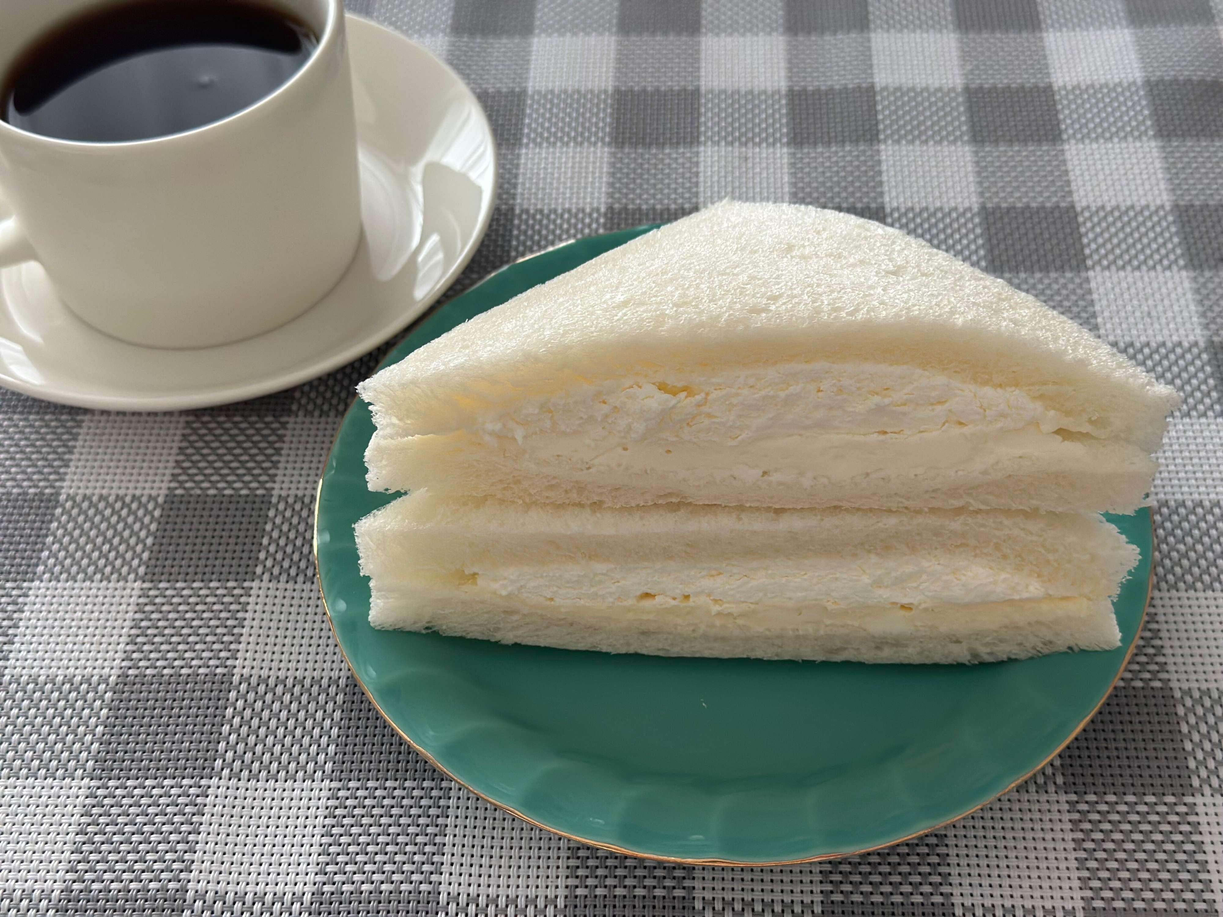 【ローソン新商品】クリーム好き歓喜！生クリーム専門店との限定コラボの贅沢サンドがおいしすぎ！