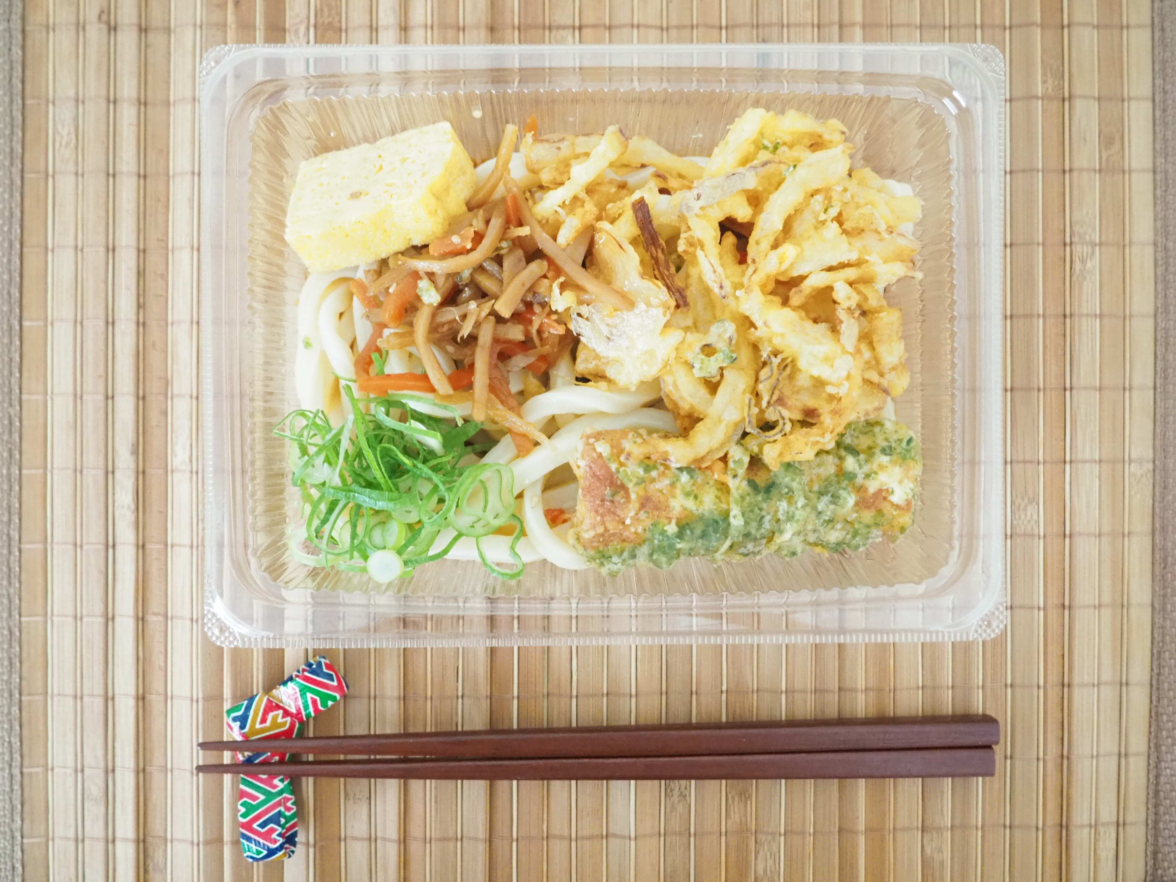 これで390円はお得すぎ！丸亀製麺の定番うどん弁当は食べ応え抜群！