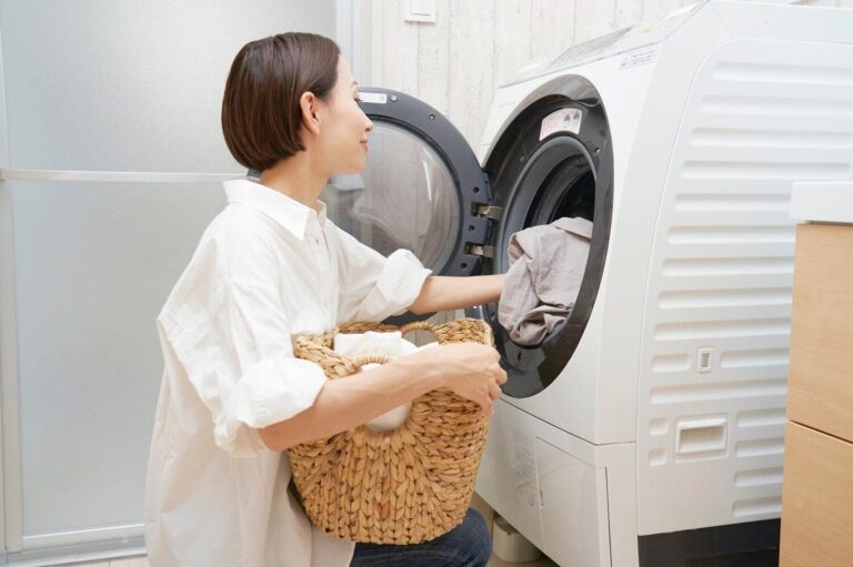 「洗濯機」が臭いときの掃除方法とは？原因やカビなどを防ぐポイントなども紹介
