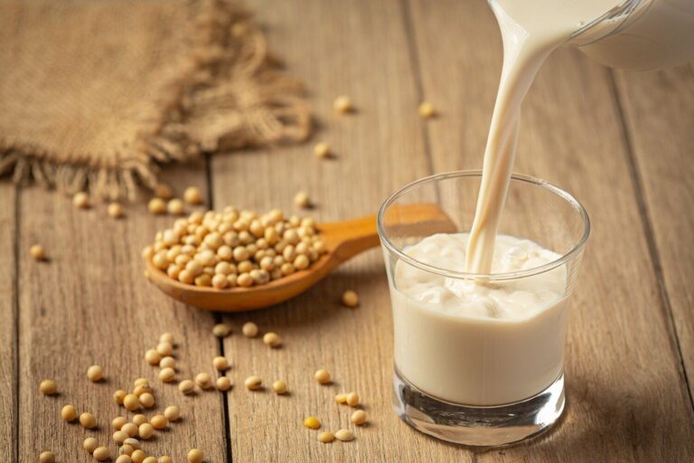 【管理栄養士監修】賞味期限切れの「豆乳」はいつまで飲める？開封状態に分けて解説！