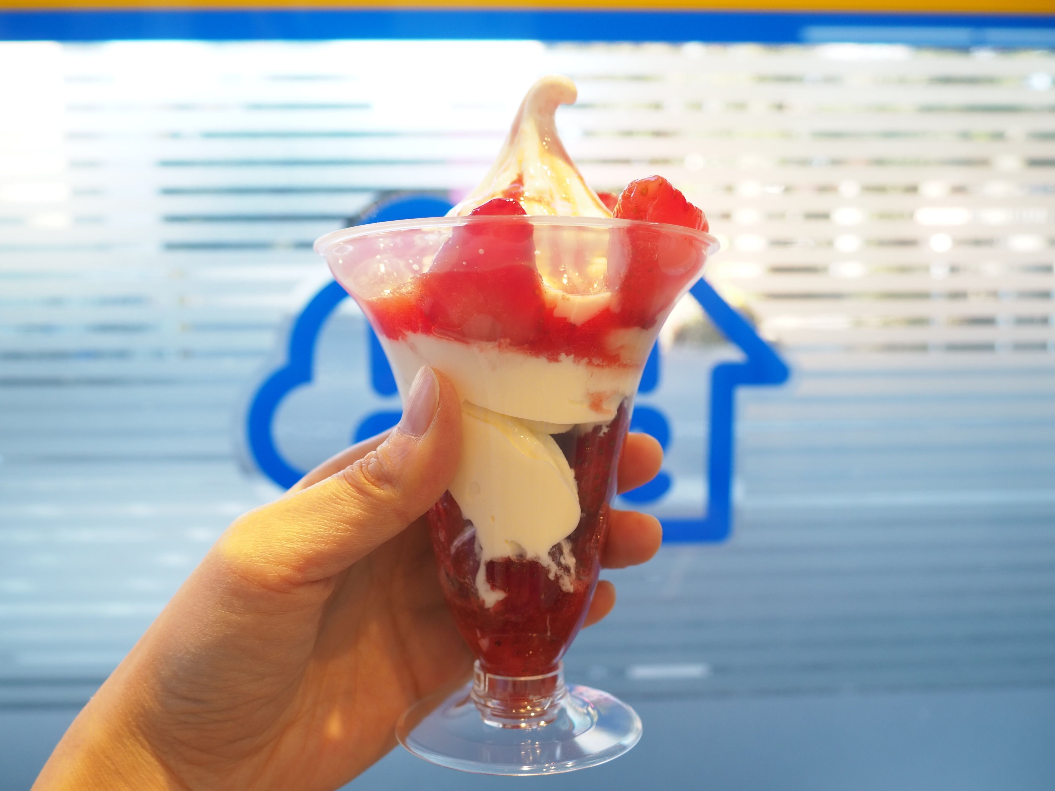 今年もやってきた！【ミニストップ】甘酸っぱさがたまらない！「とよのか練乳いちごパフェ」