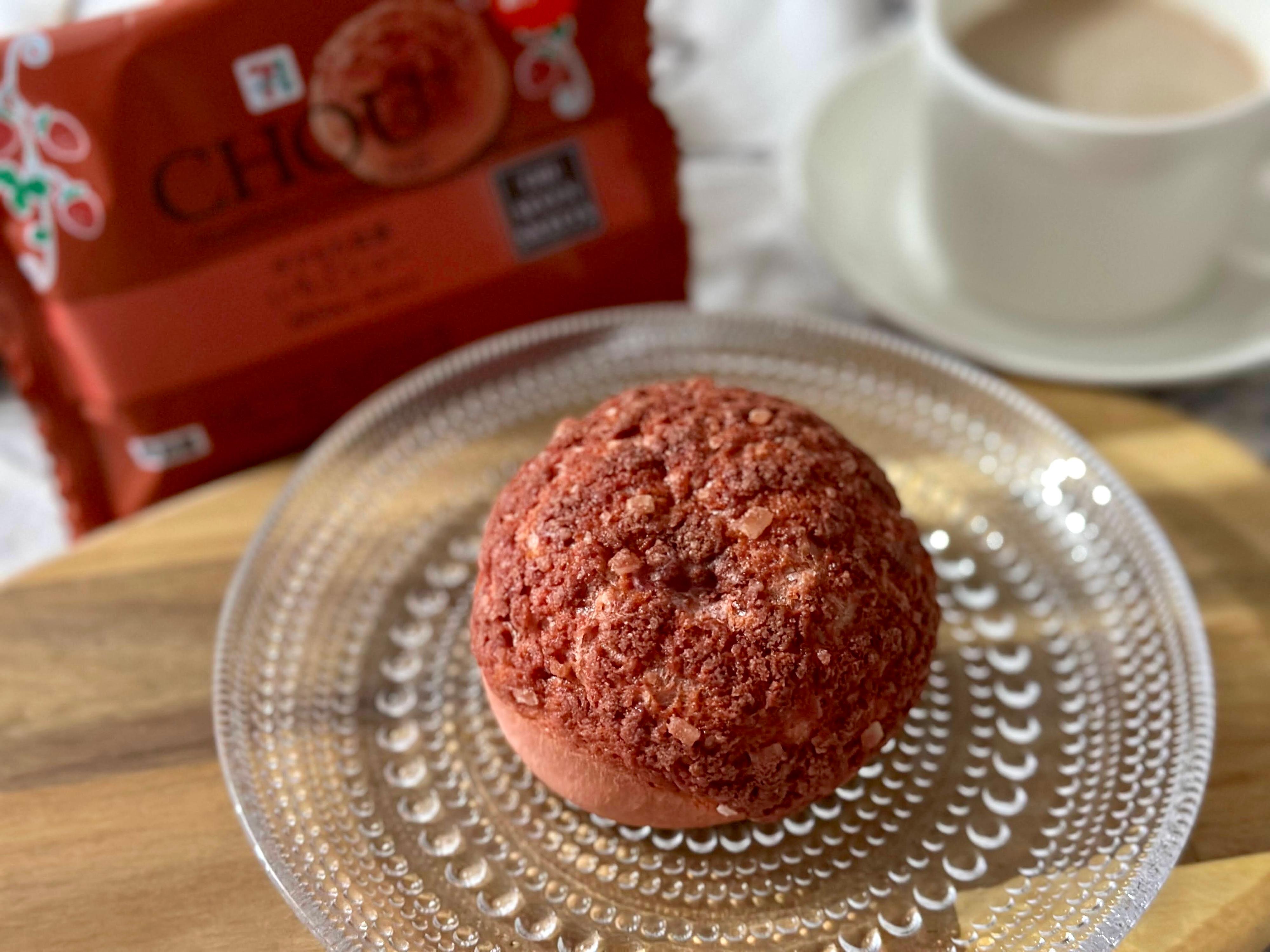 【セブン新商品】もちもちシューとザクザクザラメの食感が新しい！「ザクもち食感 いちごシュー」