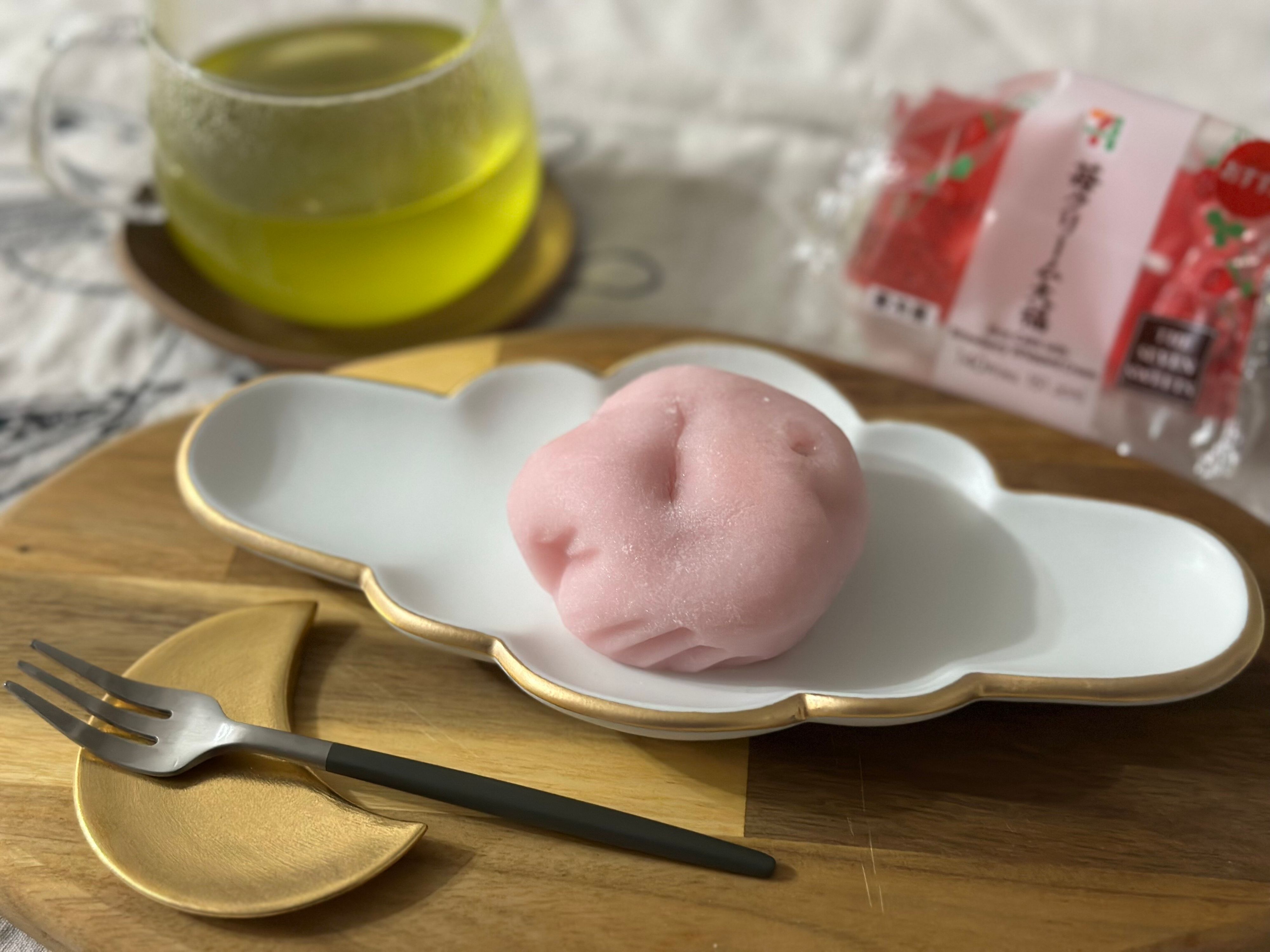 【セブン新商品】のび〜るやわやわおもちと苺クリームのプチプチ食感が絶妙！「苺クリーム大福」