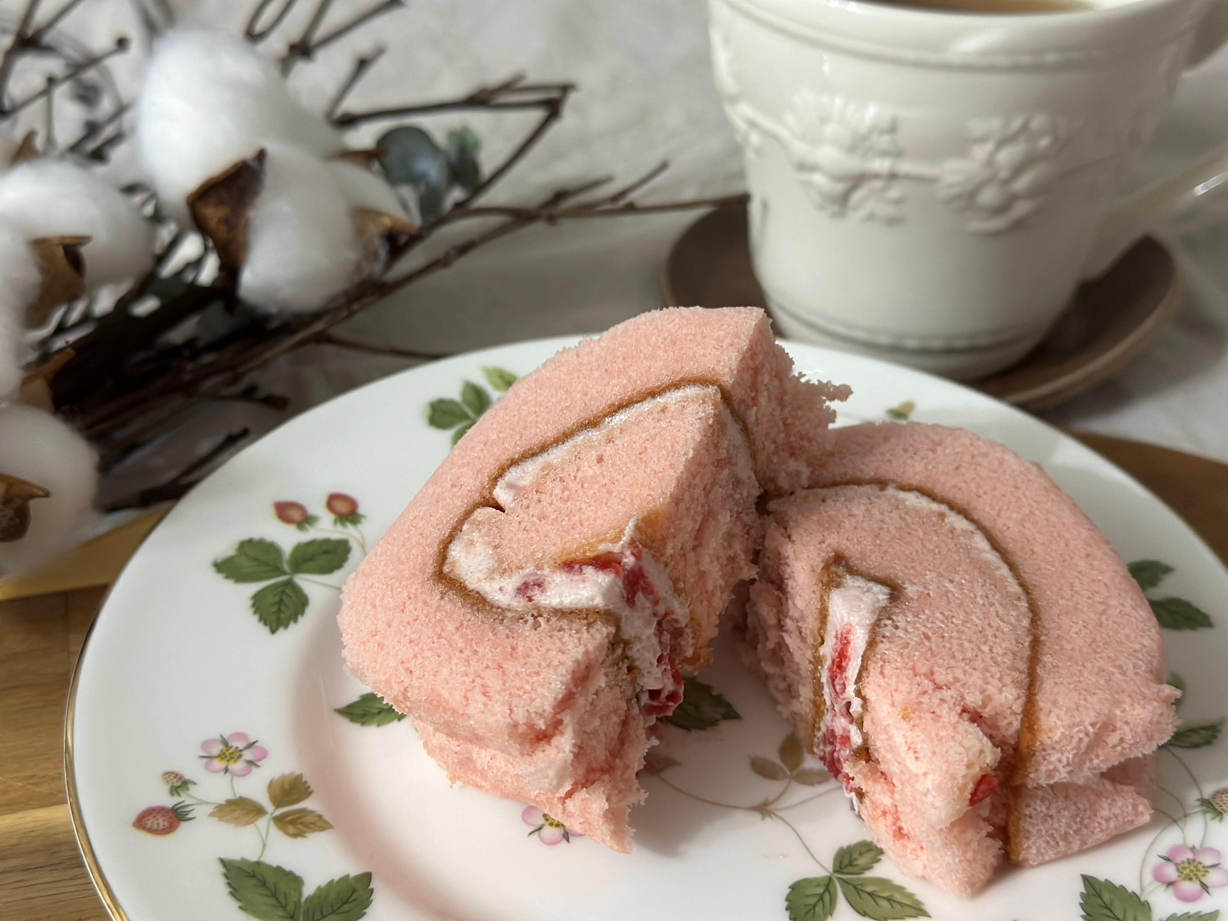 【ファミマ】甘酸っぱい酸味が効いている！「あまおう苺のロールケーキ」