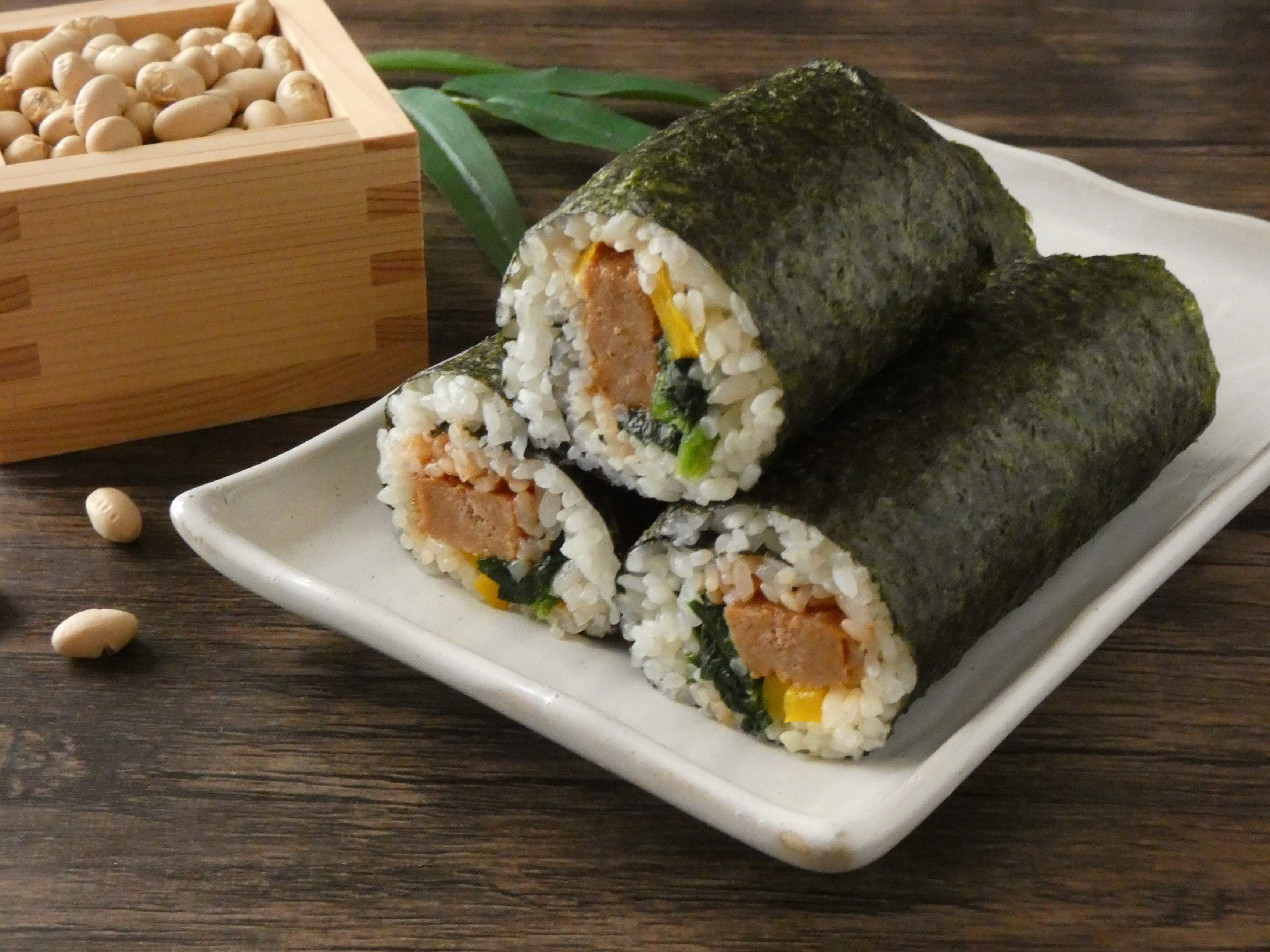 お肉好きにオススメ！市販のハンバーグで簡単につくれる「デミグラスハンバーグの恵方巻き」