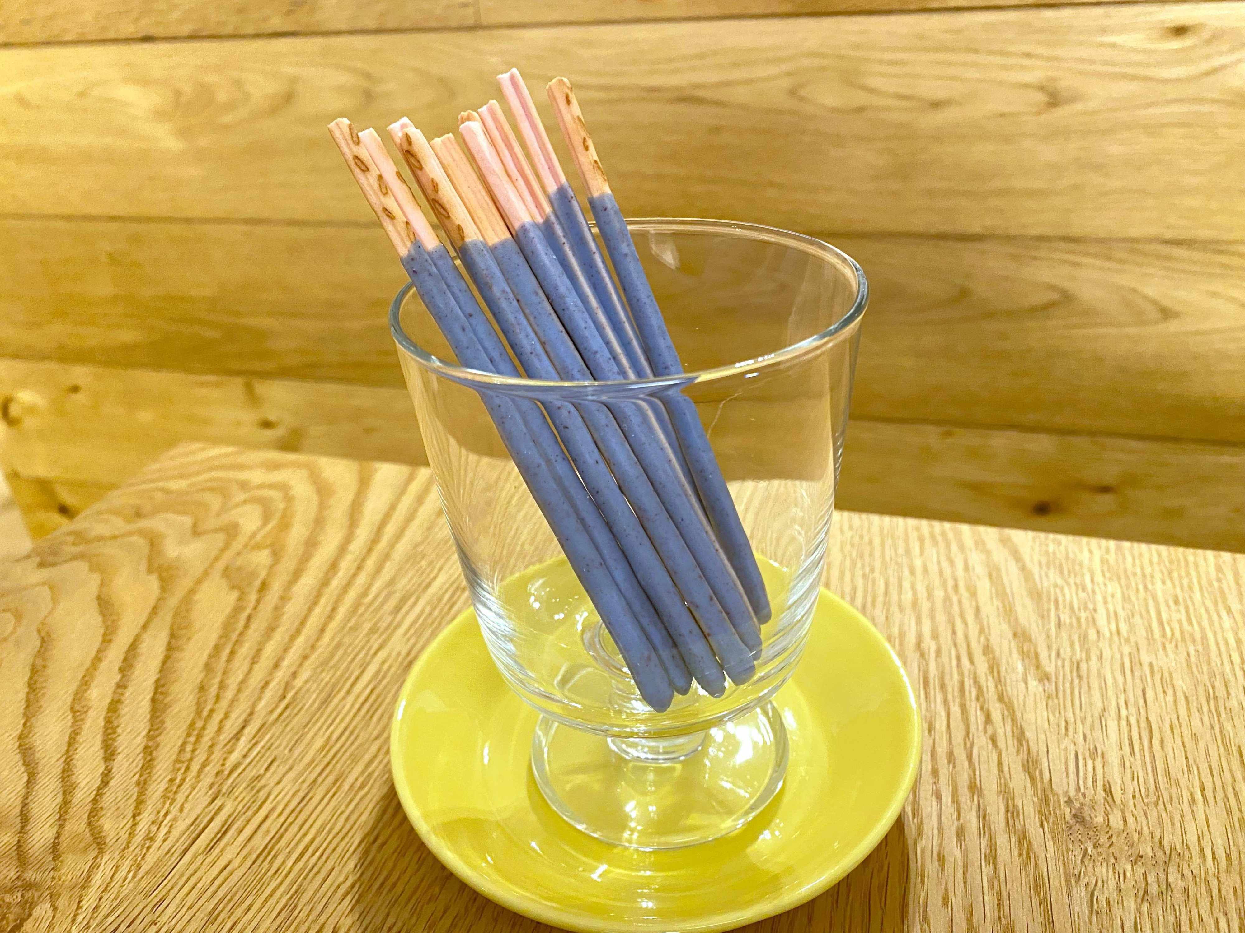 【ポッキー新商品】売り切れ注意！ナニコレ！女子ウケ抜群　びっくりカラーな青いハートポッキー