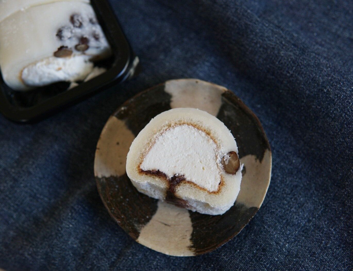 【ローソン】豆大福なのにロールケーキ？「塩豆大福仕立てのもち食感ロール」