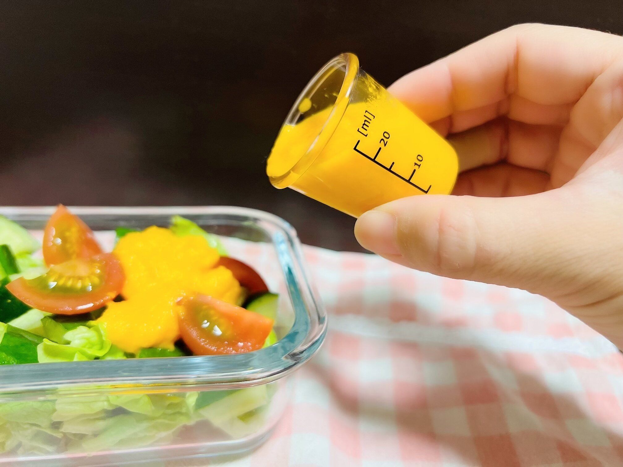 【こんなの欲しかった！】ダイソーのドレッシングカップが便利