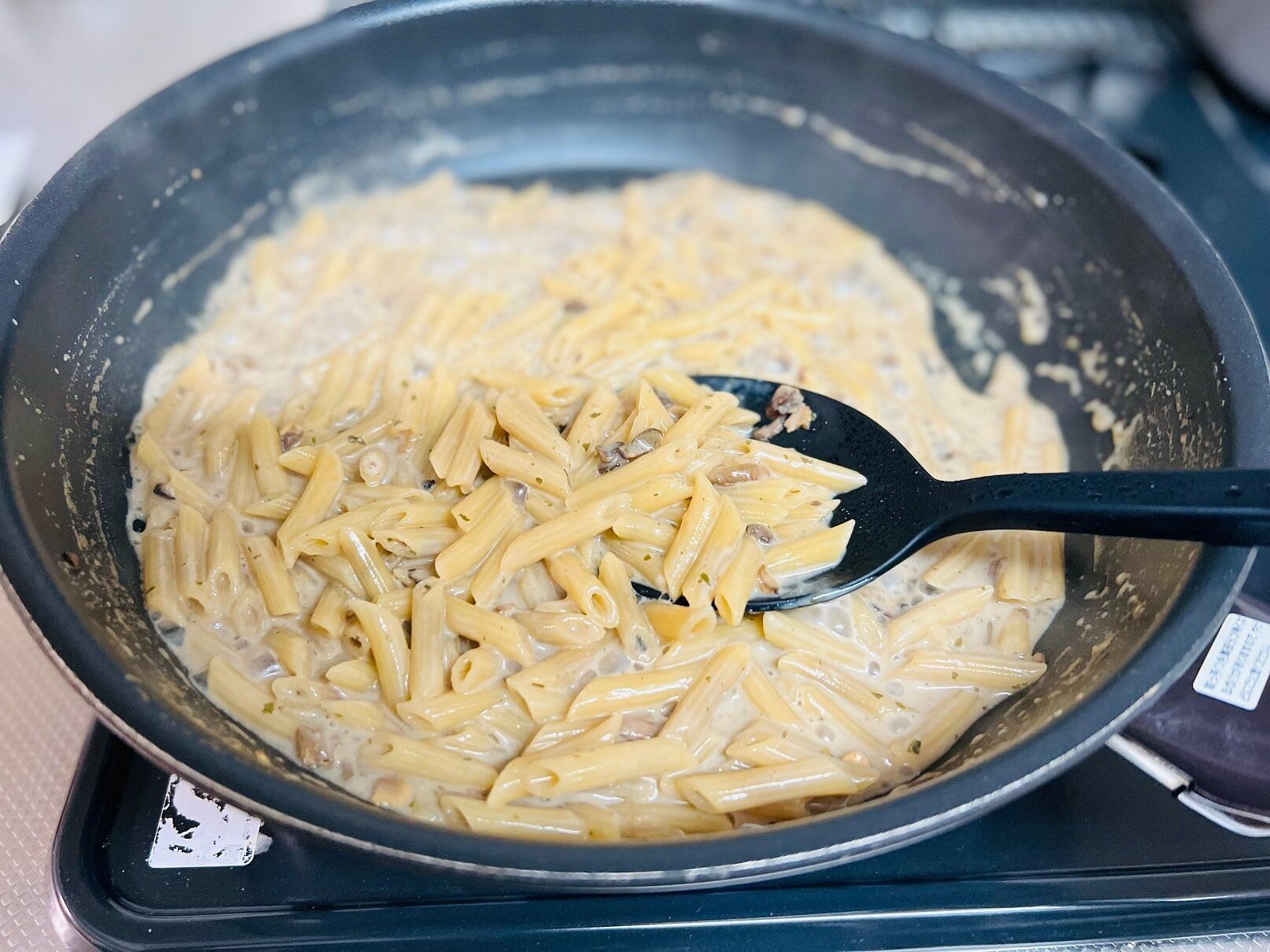 10分で本格イタリアンが!?業務スーパー「きのこのクリームパスタ」は水だけで完成するのに本格派