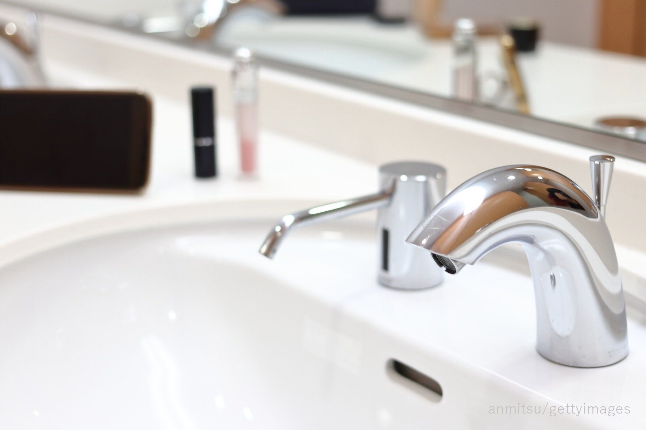 洗面台はパッと簡単に掃除したい！掃除道具や黒ずみを落とす方法