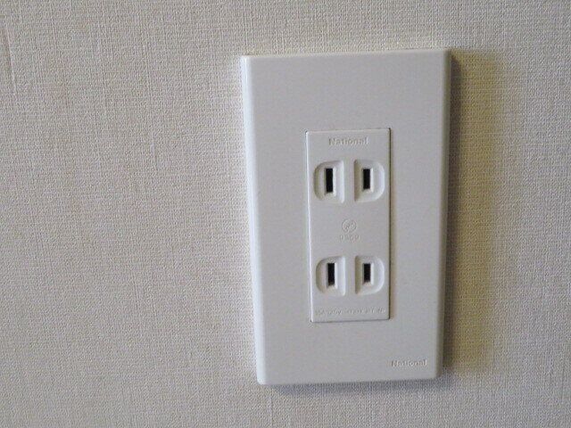 すみません忘れていました！コンセントの隙間に驚きの汚れ