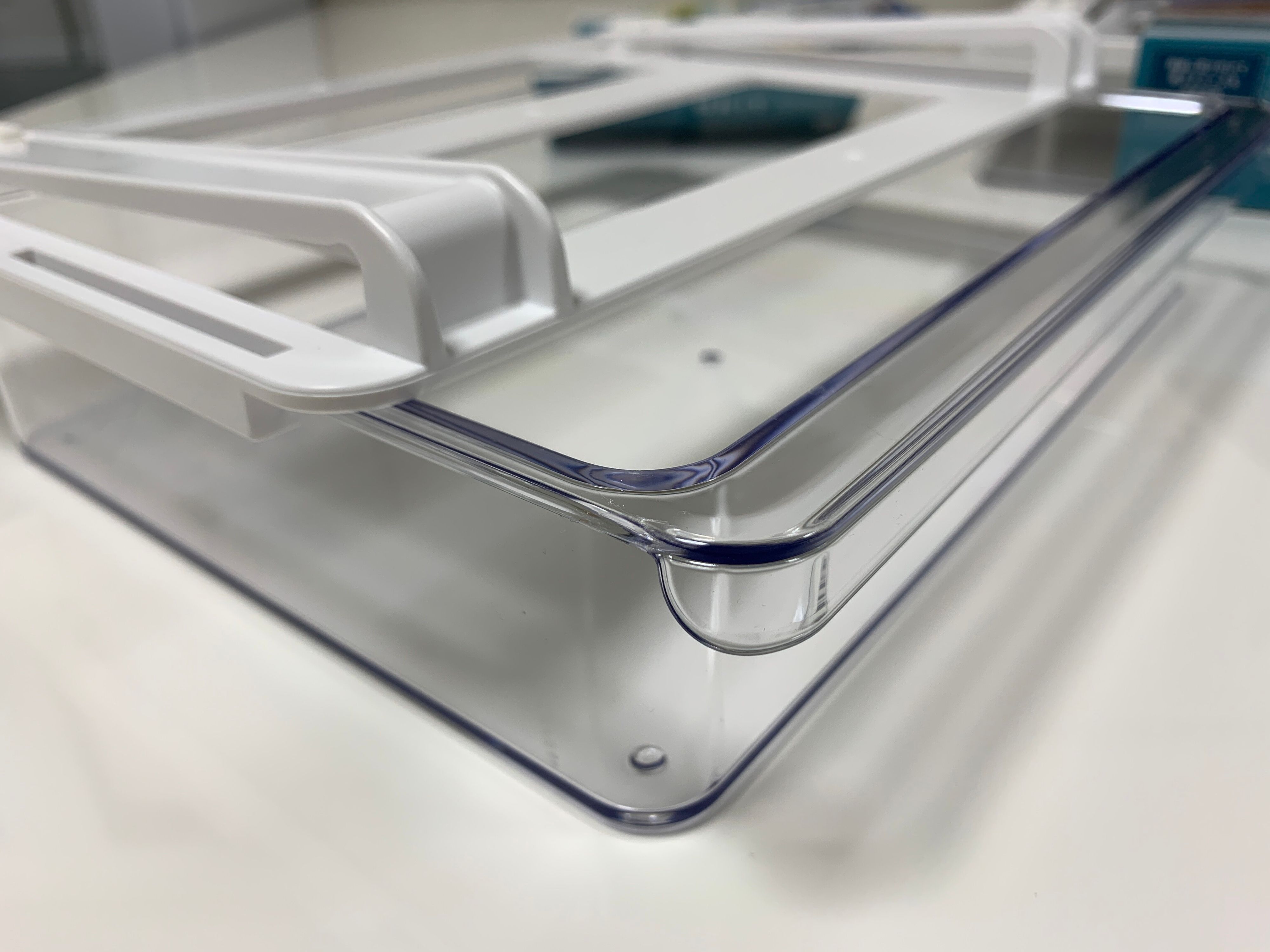 「見える」なおかつ「キレイ」な収納　冷蔵庫内の棚下を有効活用　