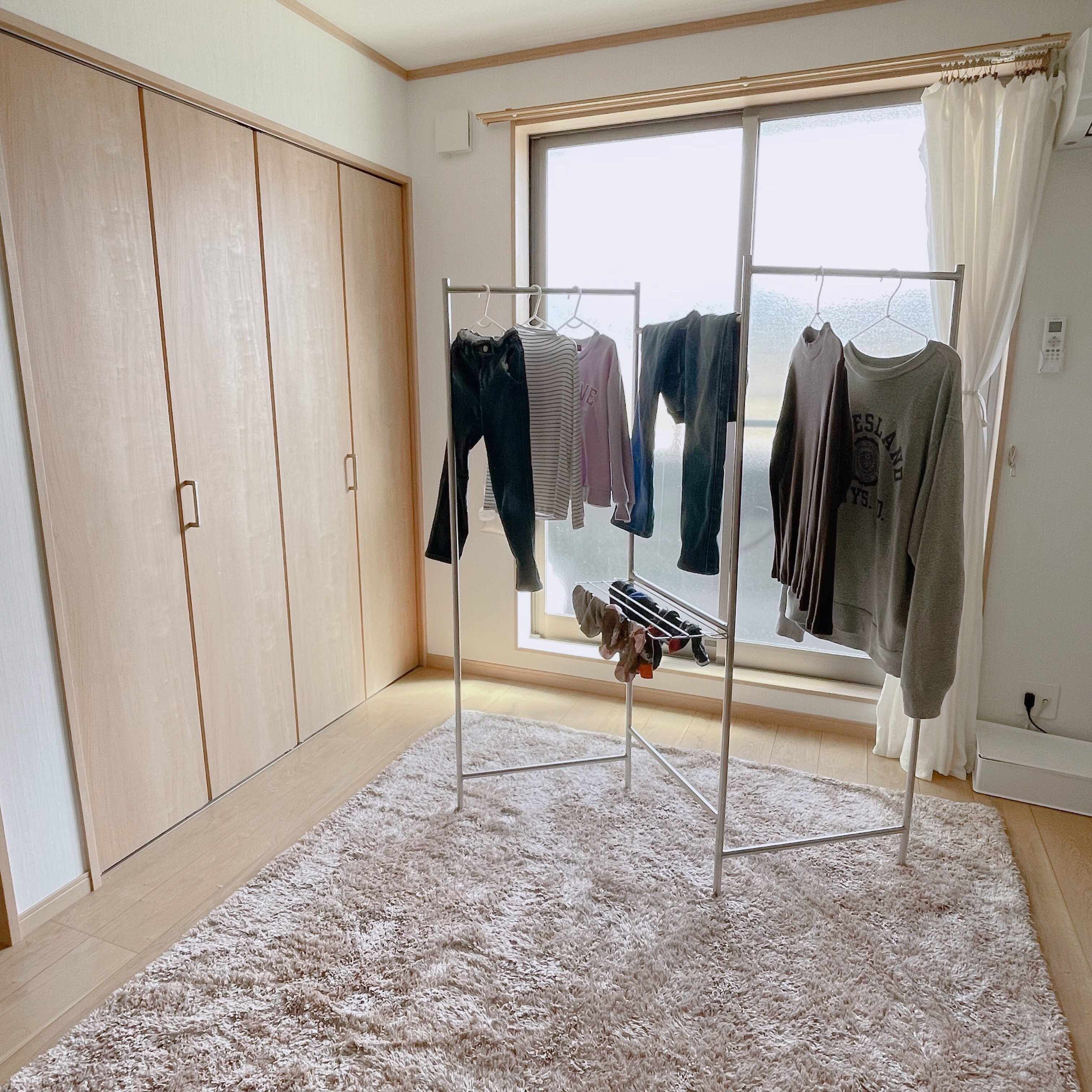 花粉症シーズンは室内干し一択！年中部屋干し生活のシンプリストが選ぶ室内干しアイテム3選