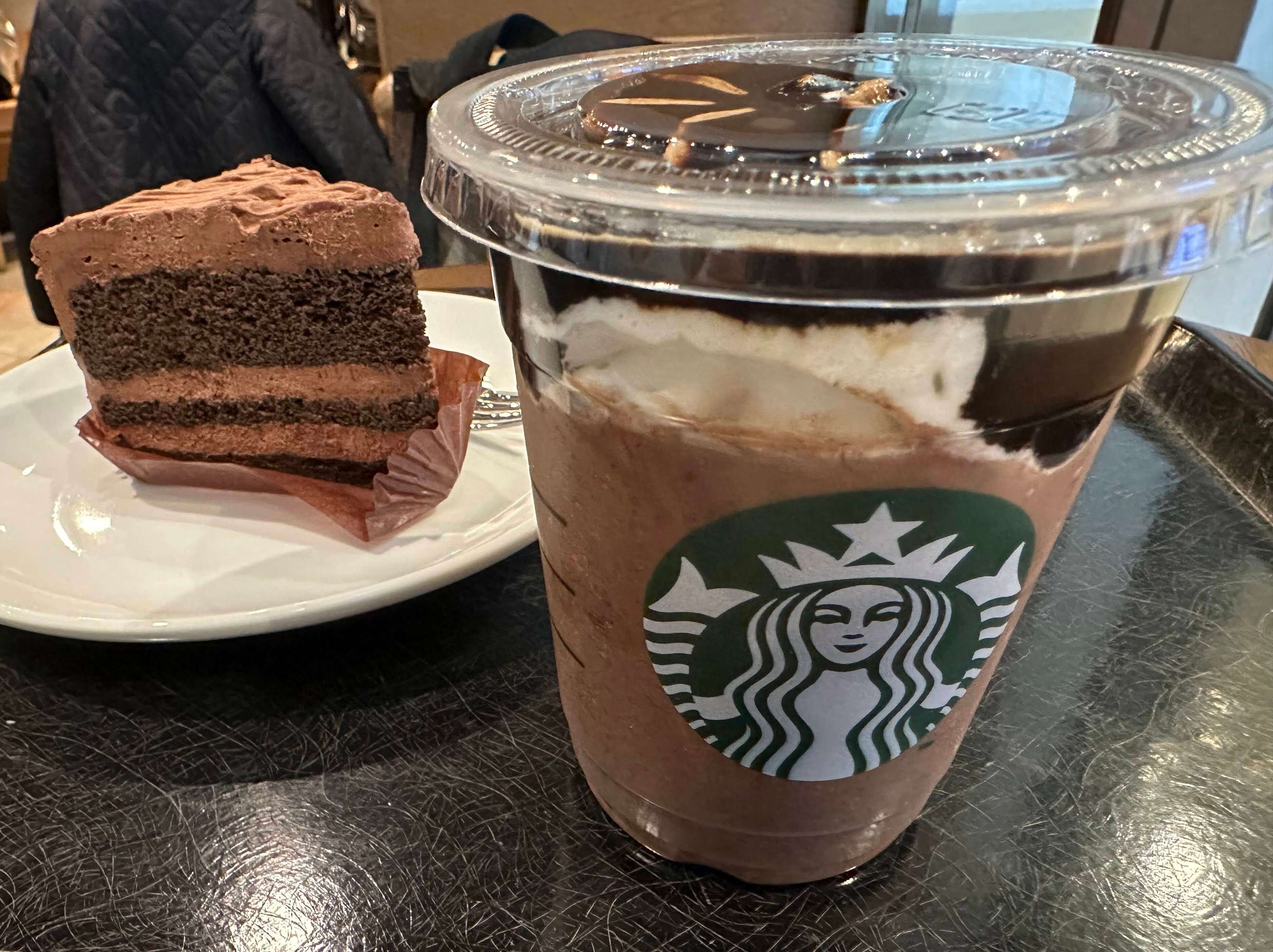 【スタバ新作】バレンタインメニュー第2弾！超濃厚「オペラ フラペチーノ」が新登場！