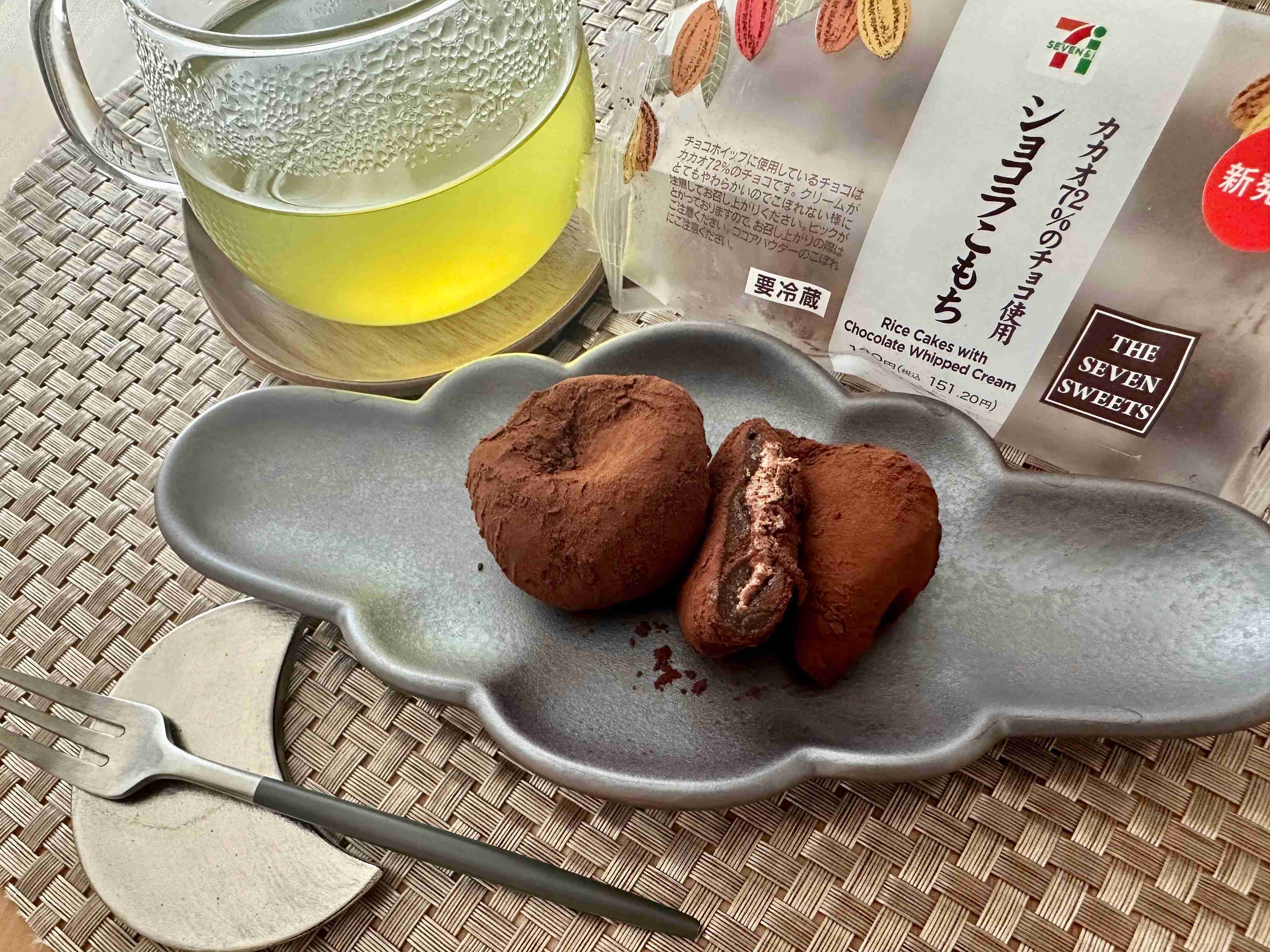 【セブン新商品】122kcalで味わえる幸せ…ハイカカオチョコ使用の和洋折衷スイーツ！「ショコラもち」