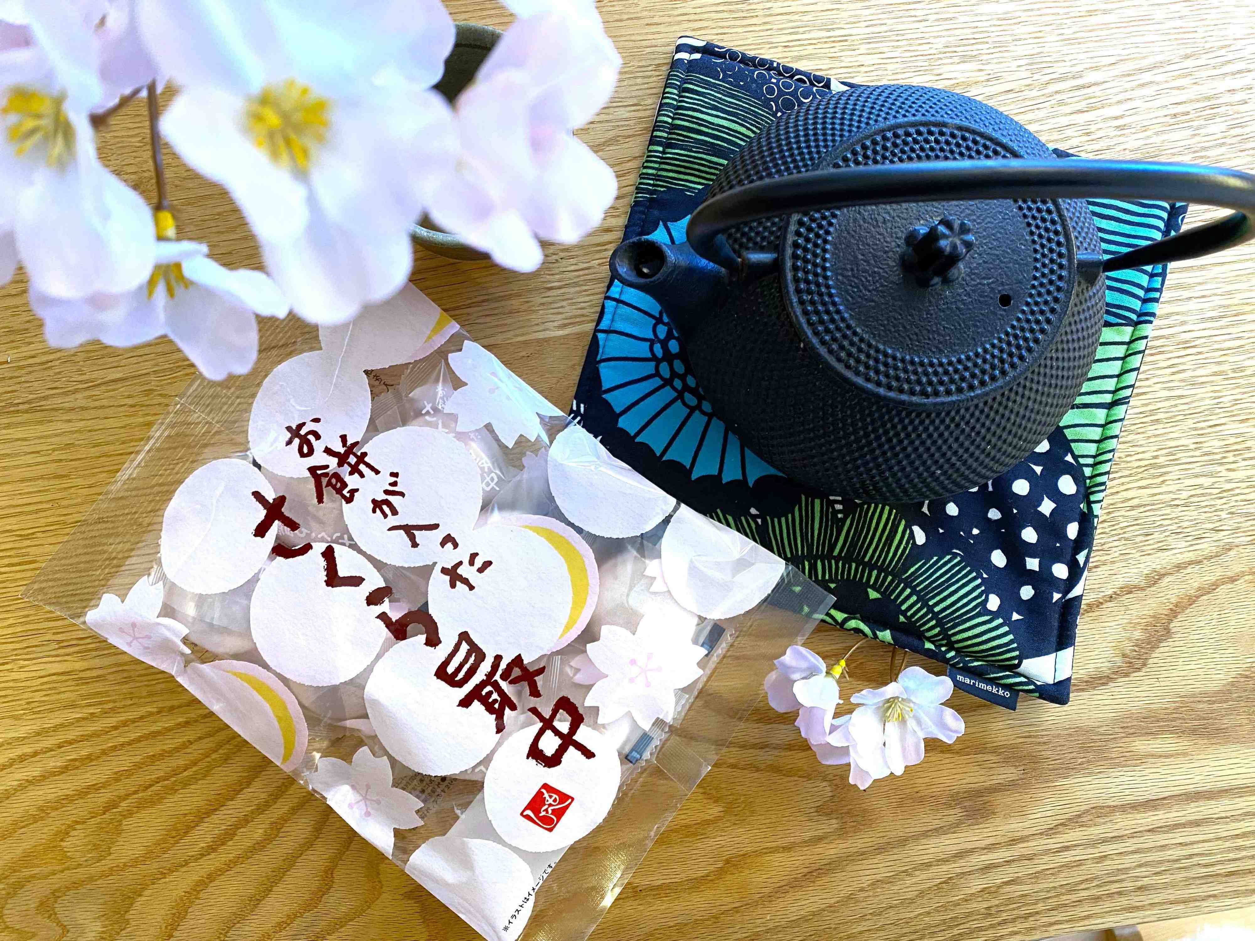 【カルディ】に春が来た！お花見しながら食べたい　お餅が入ったさくら最中