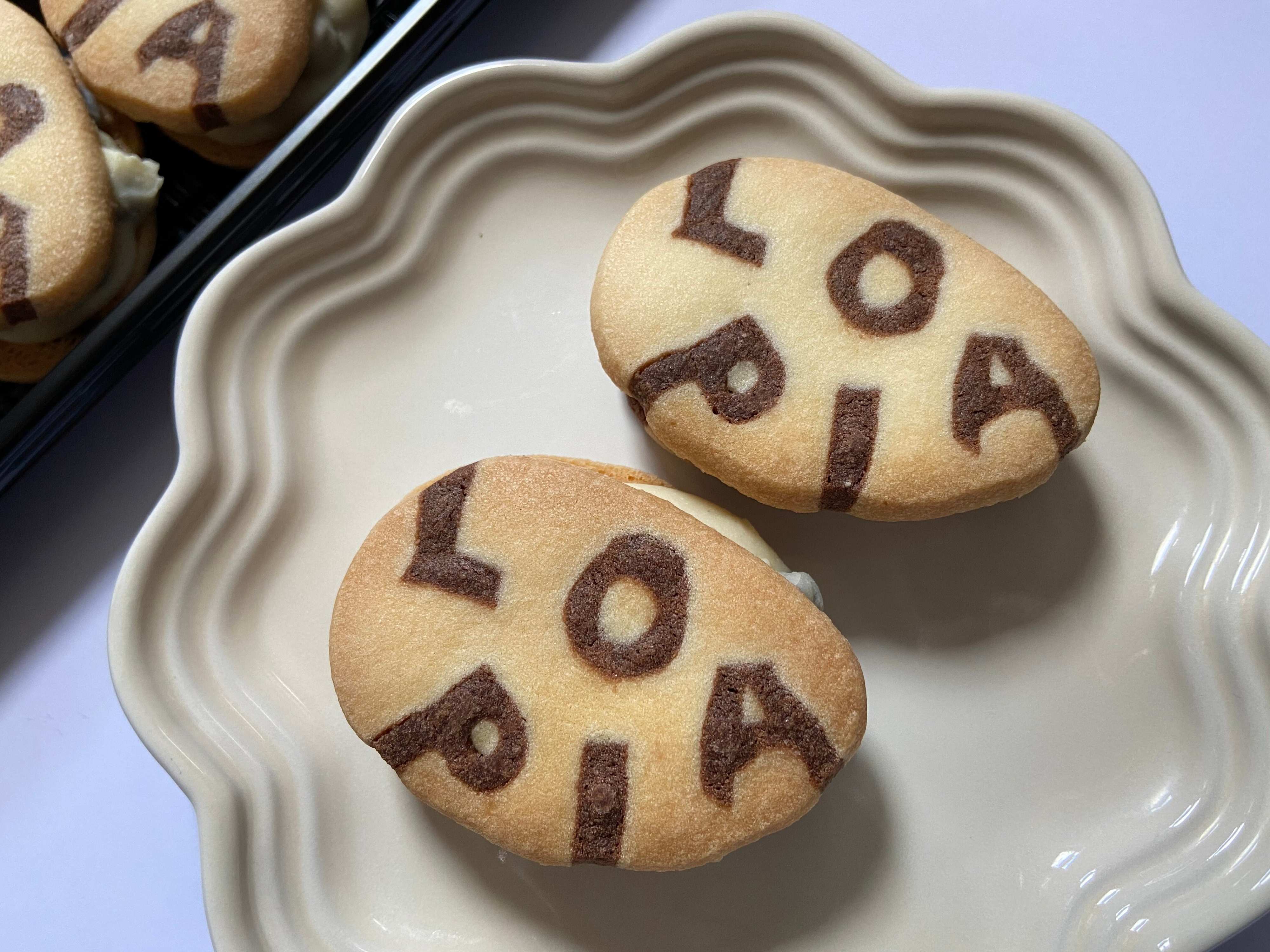 【ロピア】幻のスイーツ!?話題のロゴ入りレーズンサンドは見つけたら「買い！」のおいしさ