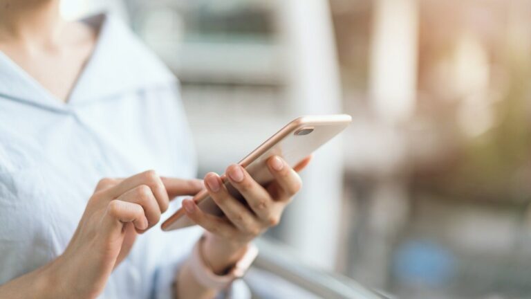 スマホカバーをラッキーカラーにするだけで金運爆上がり!?知っておきたいスマホ風水５選