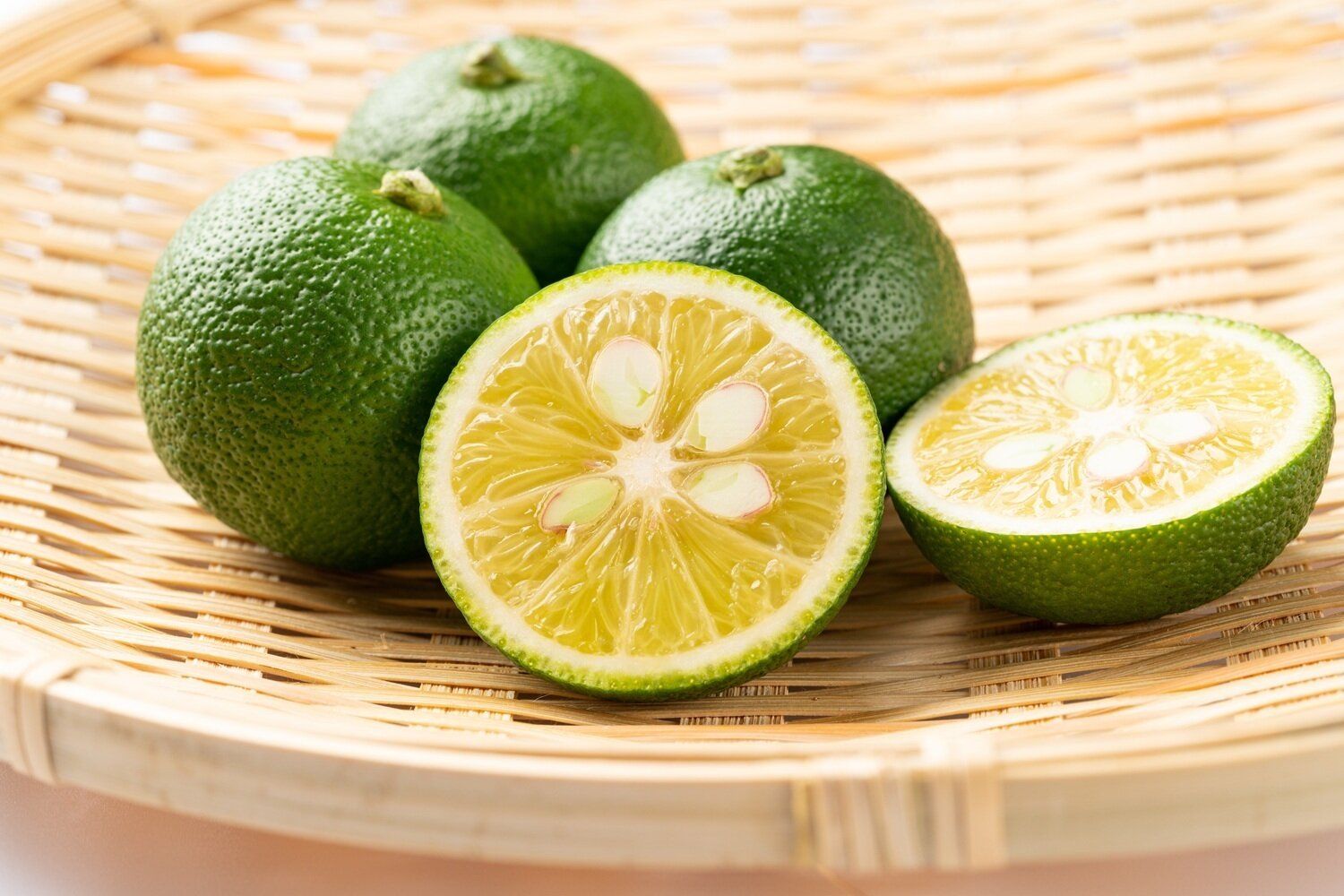 すだちの冷凍方法は？長持ちさせるコツやおすすめの活用レシピを紹介