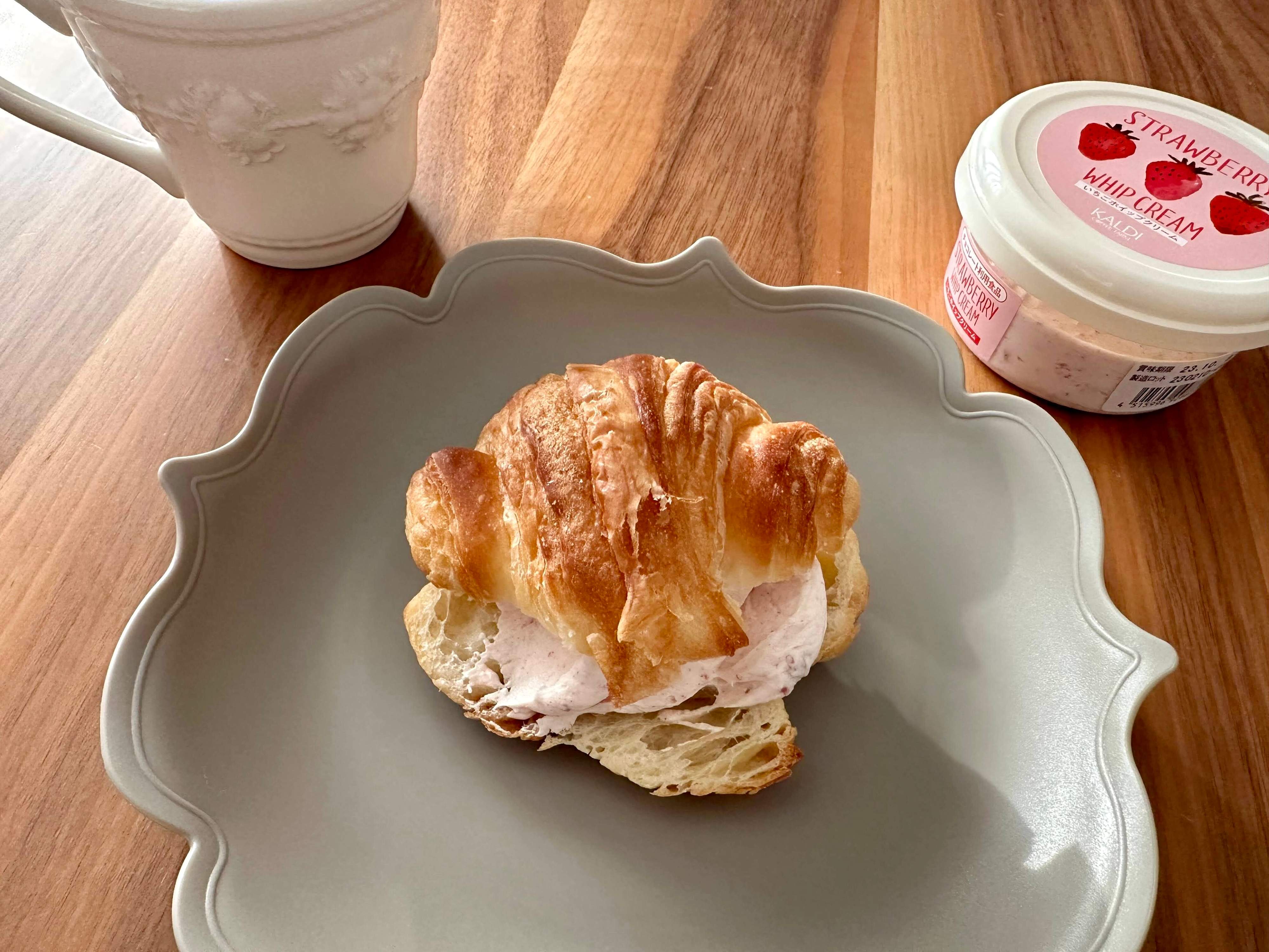 【KALDI新商品】何に塗ってもおいしすぎ！リピート必至の「いちごホイップクリーム」