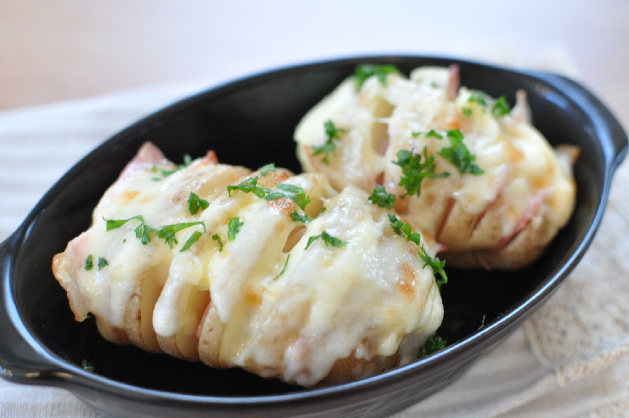 【丸ごとベイクドポテト】旬の新じゃが＆ベーコンマヨチーズでハッセルバックポテトを作ろう