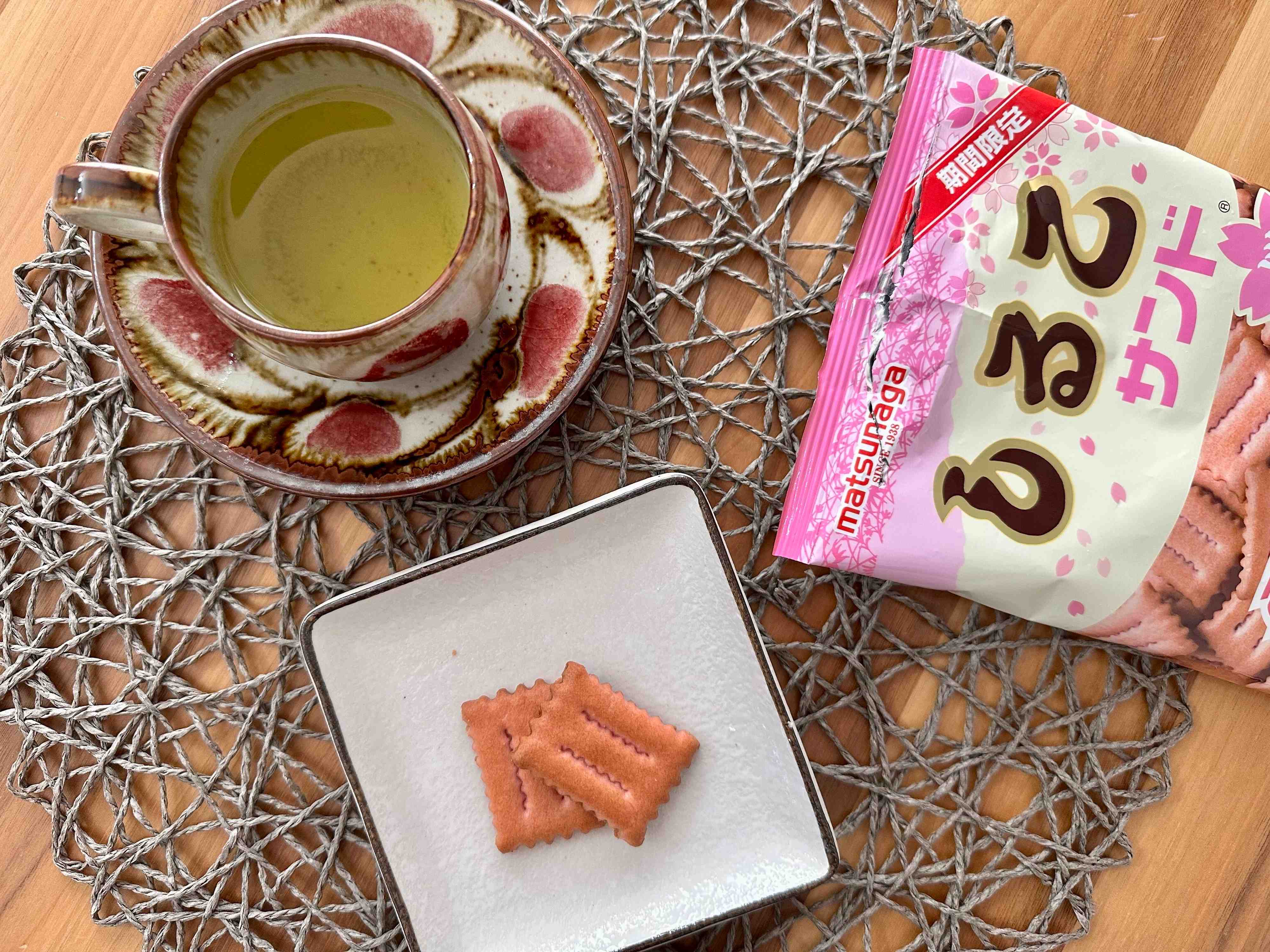 【KALDI新商品】桜味が数量限定で登場！ザクザク食感と優しい味わいが魅力「しるこサンド」