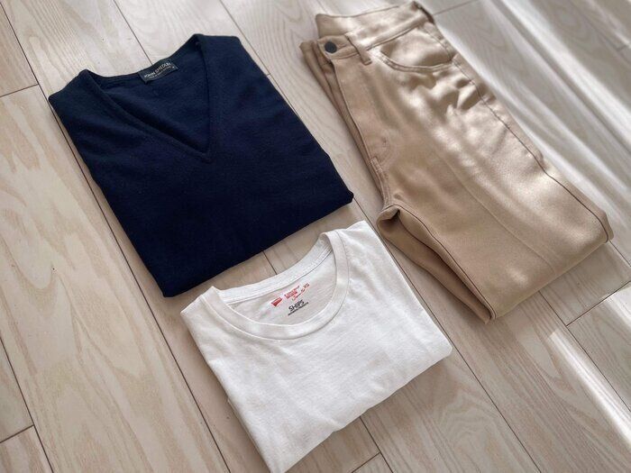 【シンプル服こそ老け見え注意】〈体型カバー〉も叶えるスタイリングのひと手間は？