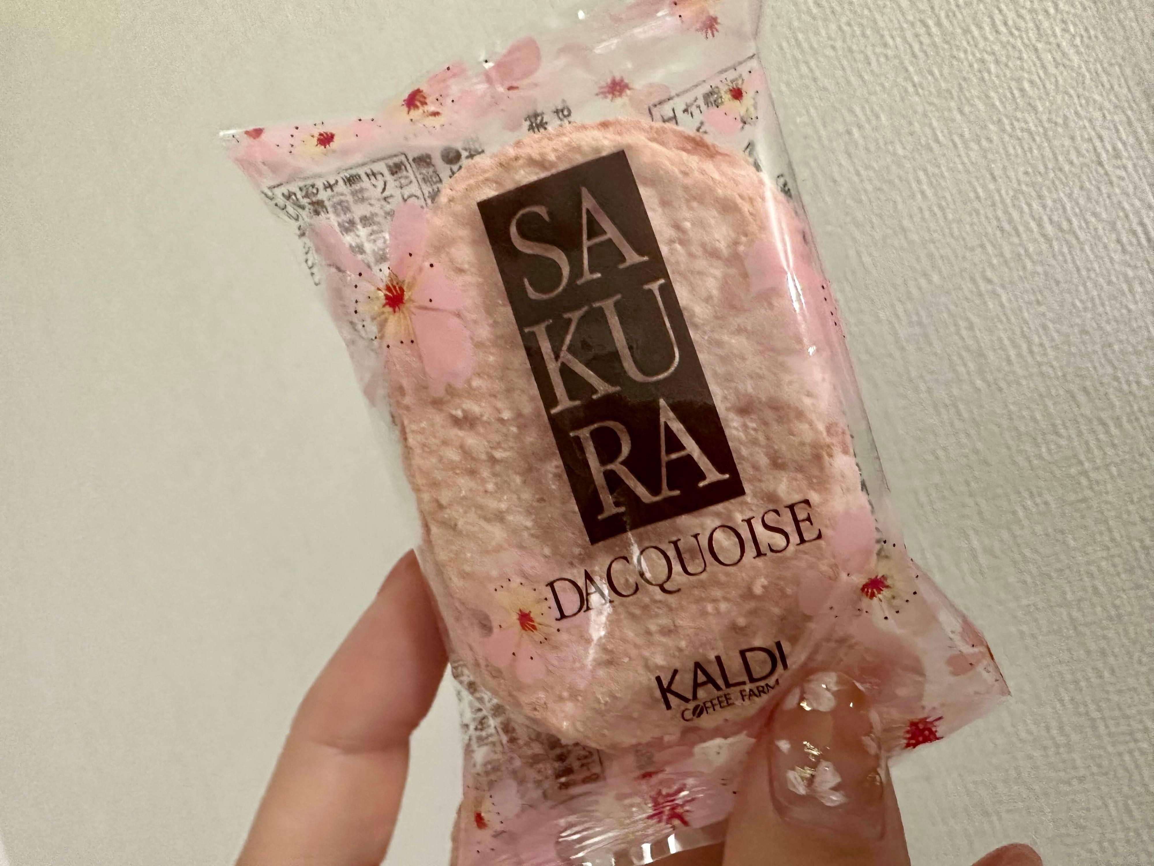 【KALDI新商品】お世話になったあの人へ…プチギフトにもピッタリな「サクラダックワーズ」