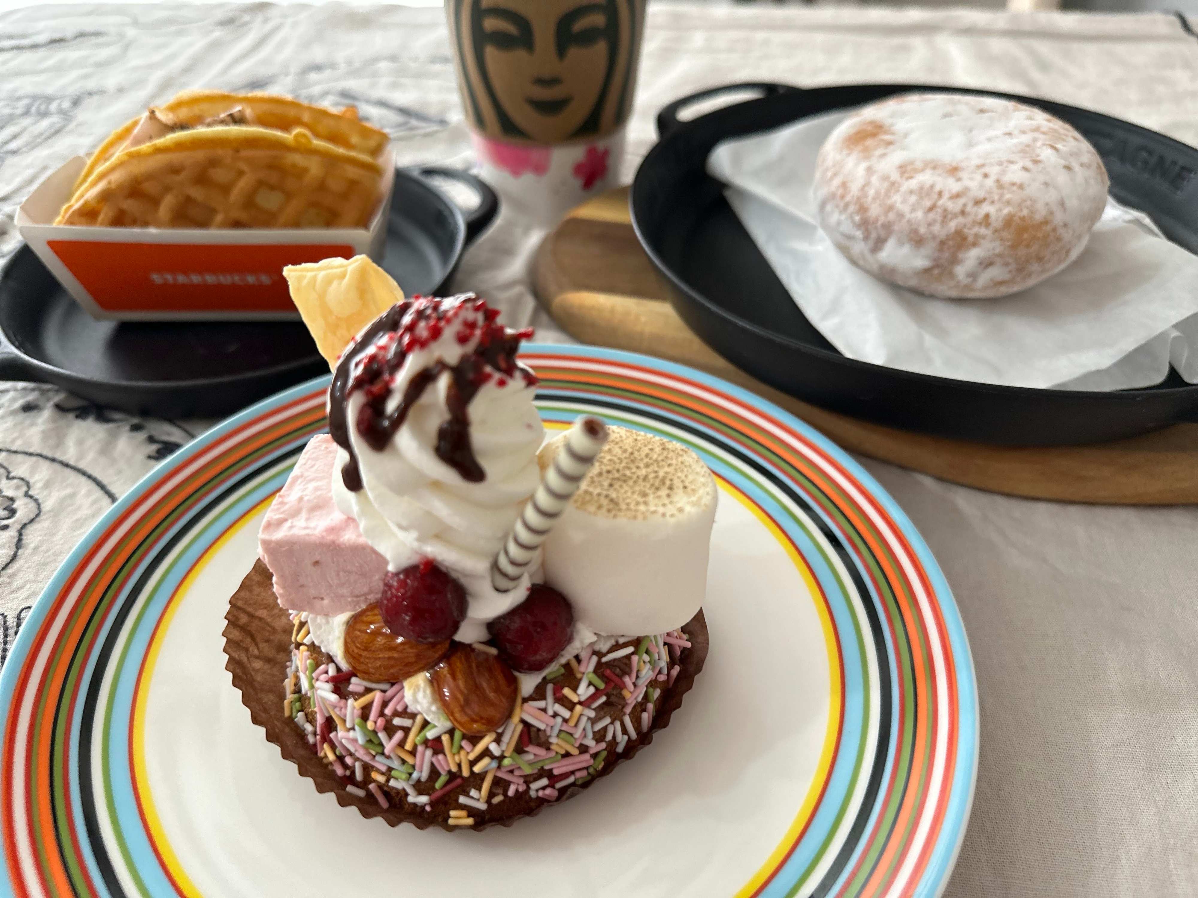 【スタバ】こんなスタバ見たことある!?陽気でポップなフードメニューをスタバマニアが紹介