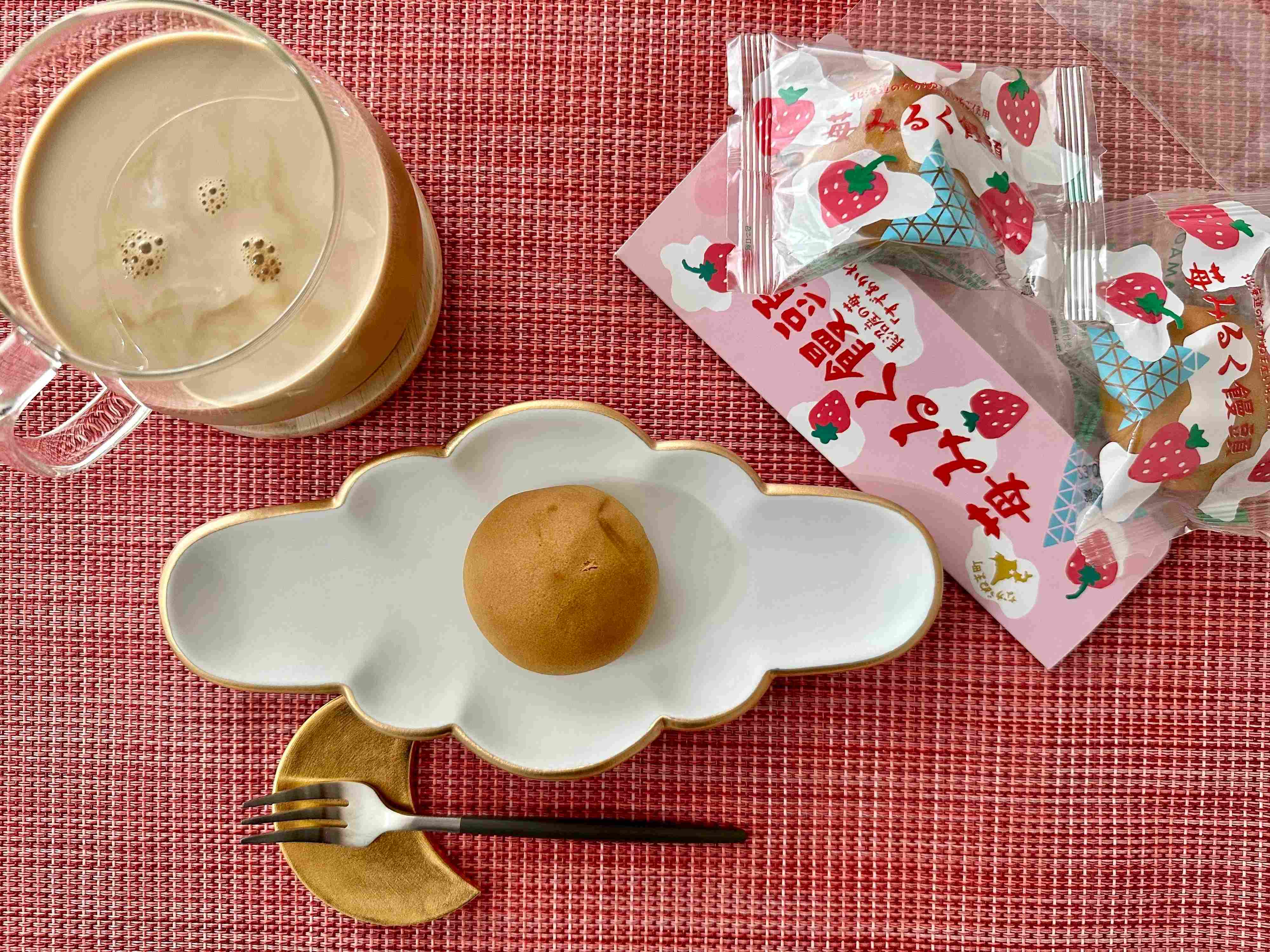 【KALDI新商品】甘酸っぱい苺餡がたまらない♪春の茶菓子にピッタリな「苺みるく饅頭」