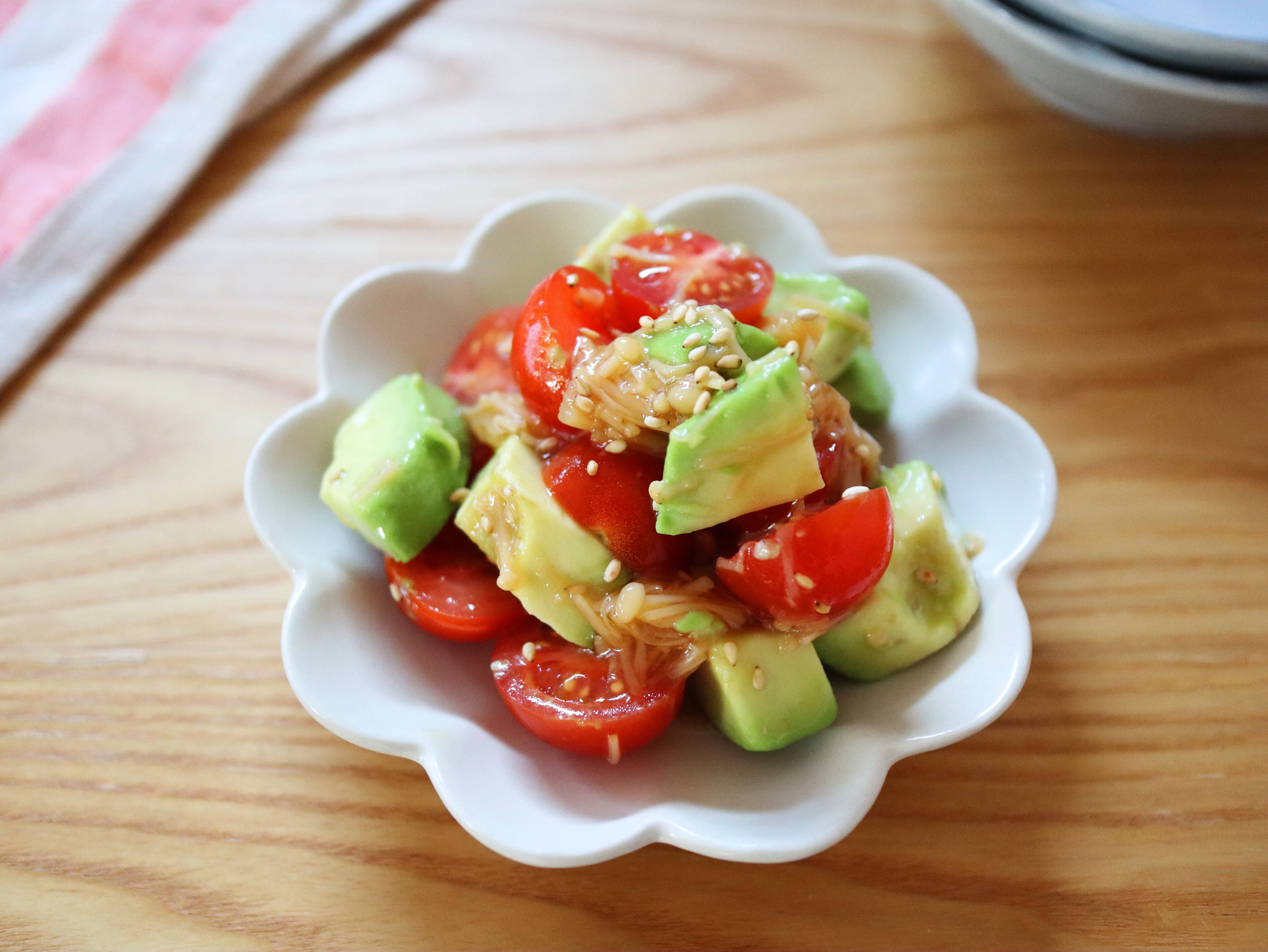 火を使わずに完成！あと一品がほしいときにつくってほしい「ミニトマトとアボカドのなめたけ和え」