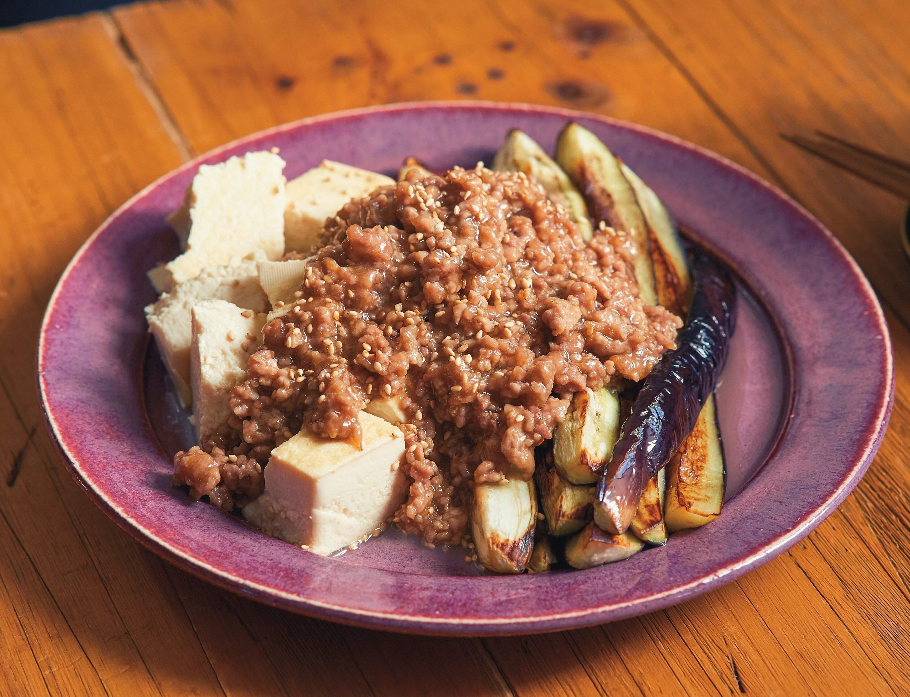 素材を焼いて肉みそをかけるだけが＂にしじま流＂最速で完成の「麻婆風なす豆腐」＆「ボリューム純豆腐」