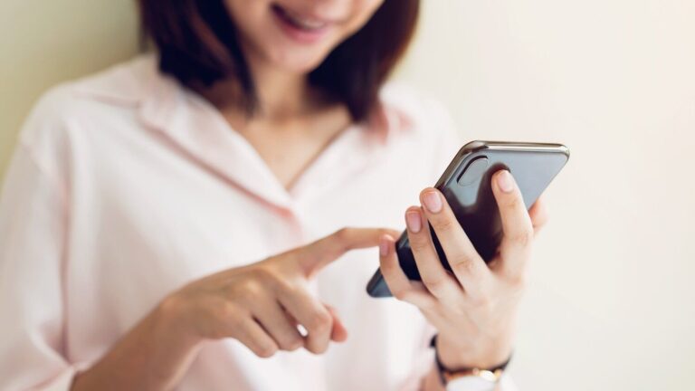 SNS、推し活……夫婦仲の専門家が見た夫を不幸にする「スマホに依存しすぎる妻」驚きの実態