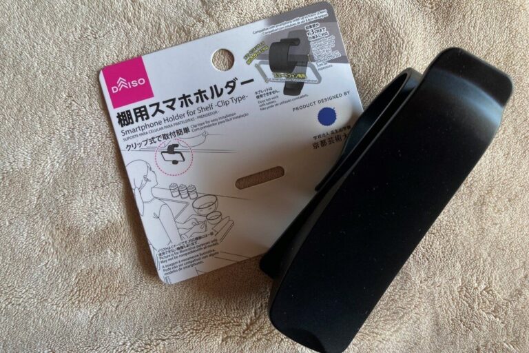 【ダイソー】QOL爆上がり!?「棚用スマホホルダー」で料理中のイライラがなくなったうえにながら料理も楽しい
