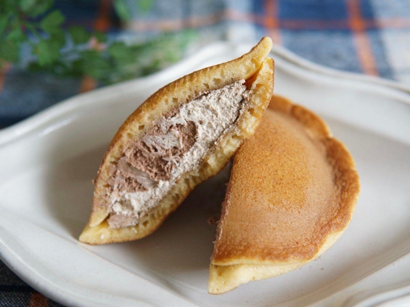 【ローソン】優しい味わいのコーヒーに濃厚チョコの組み合わせがたまらない「Uchi Café×猿田彦珈琲　カフェモカ　どらもっち」